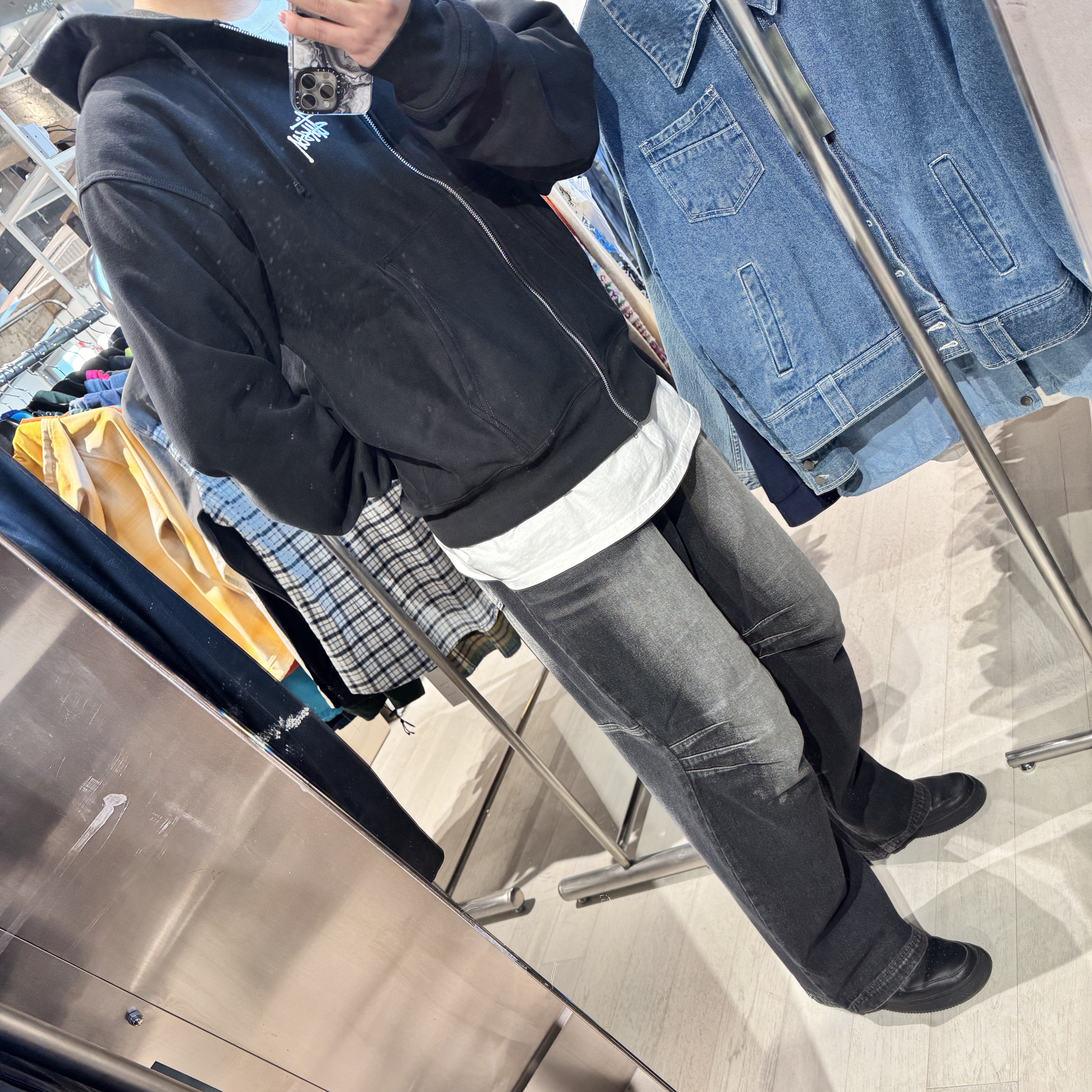 [KREAM 단독] BLR Double Trident Washing Wide Denim Pants Black, Stussy Beach Roots Pigment Dyed T-Shirt Natural 착용 스타일