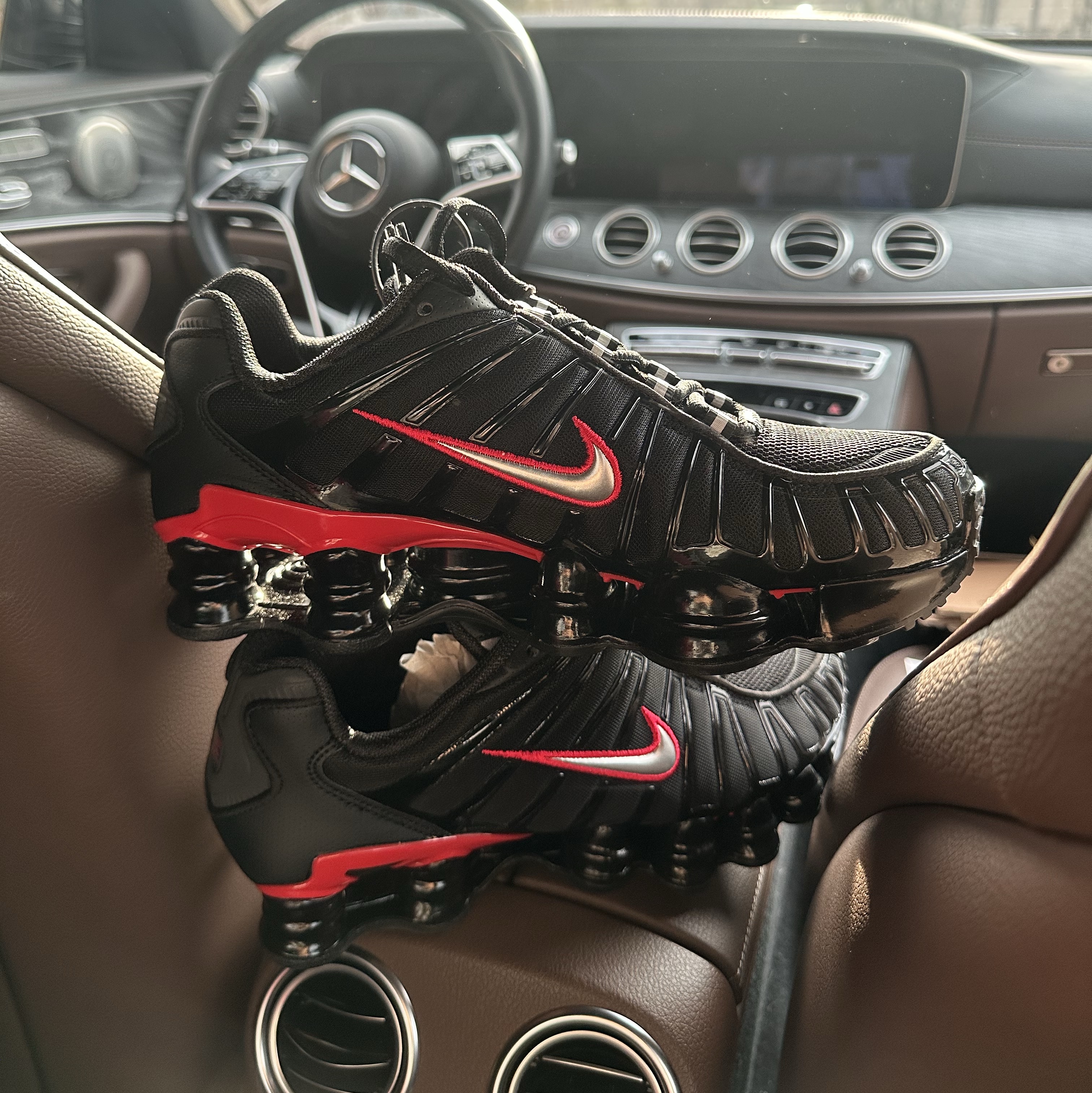 Nike Shox TL Black University Red 착용 스타일