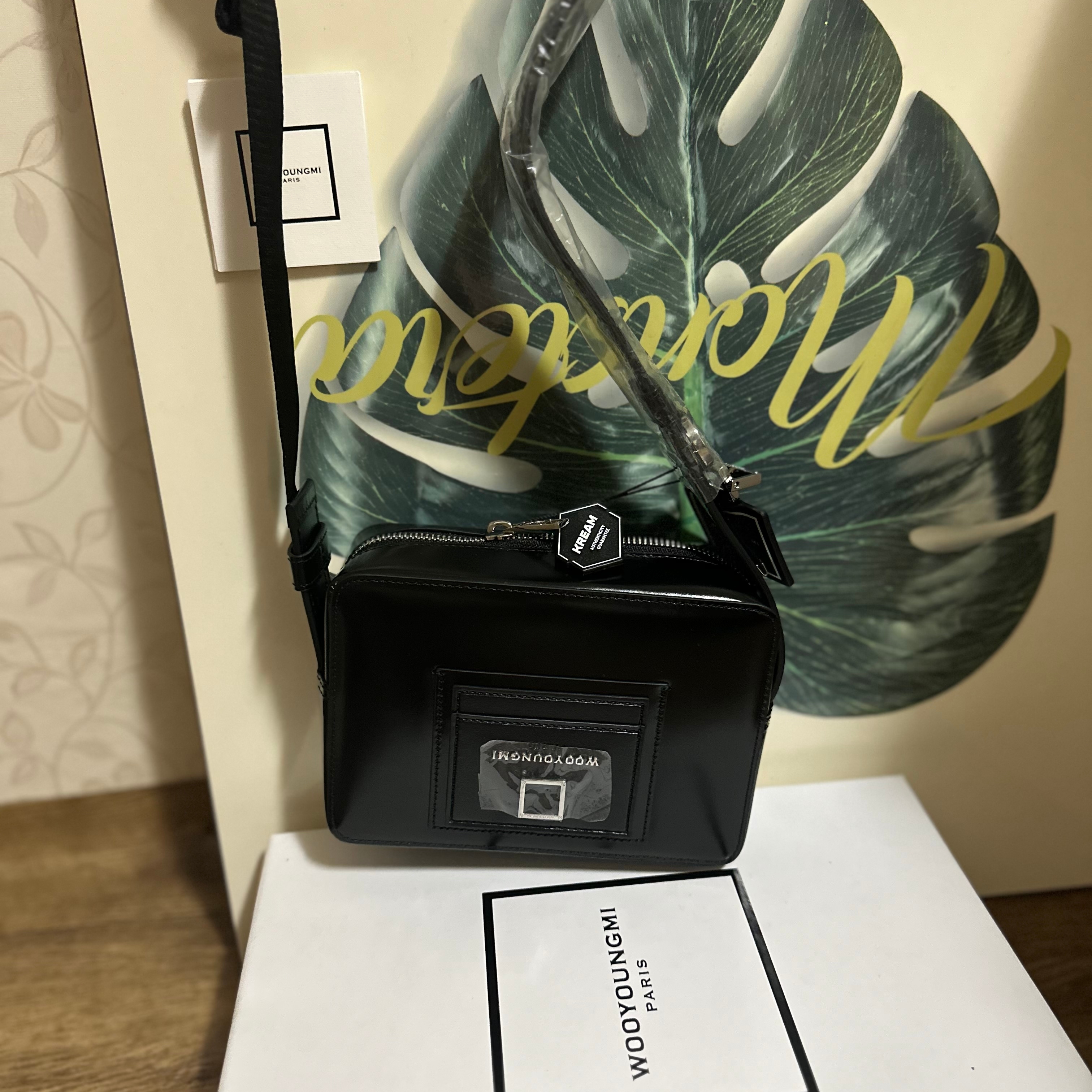 Wooyoungmi Square Mini Bag Black 착용 스타일 - 3