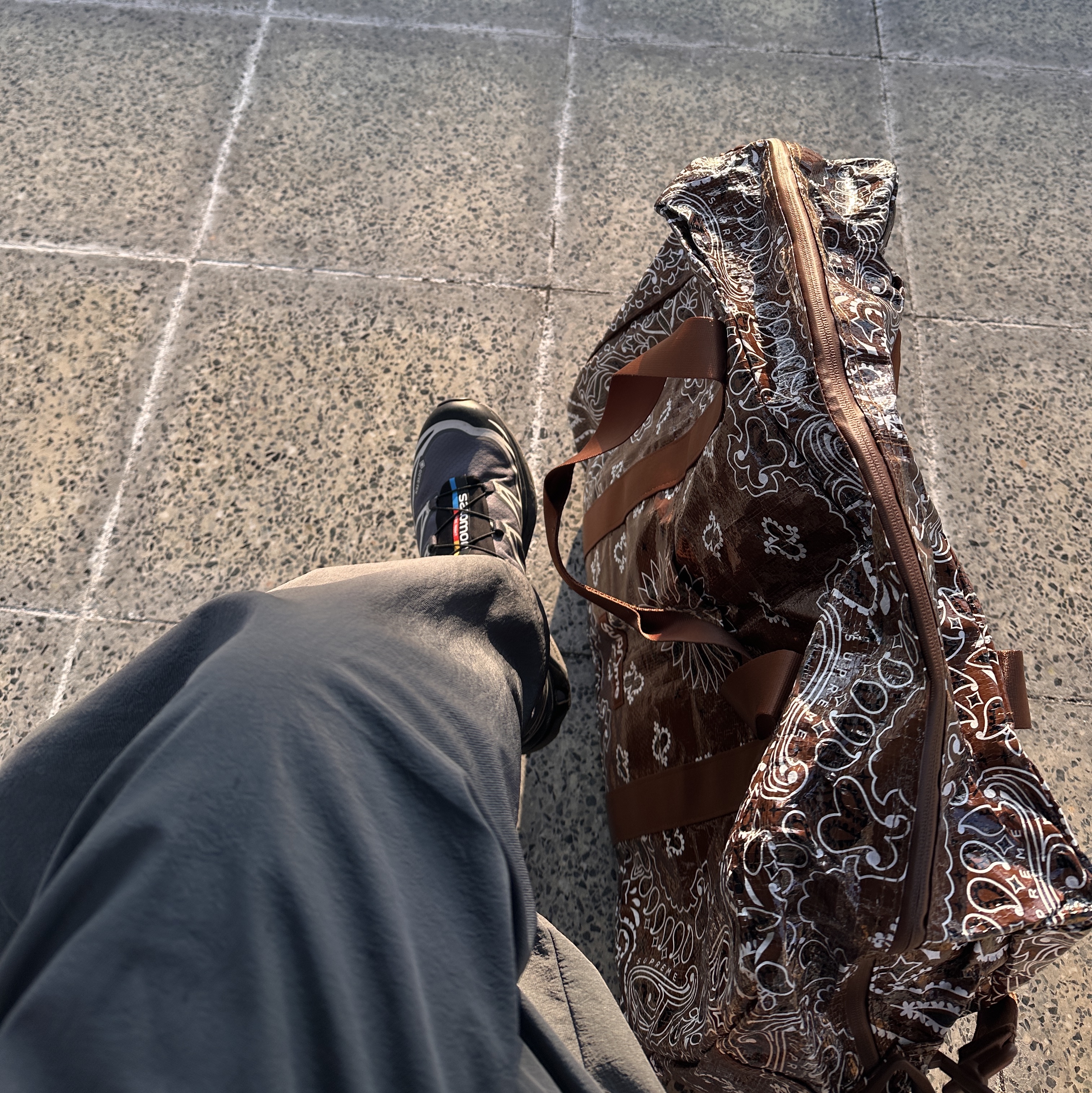 Supreme Bandana Tarp Large Duffle Bag Brown - 21SS, Salomon XT-6 Gore-Tex Black Ebony 착용 스타일