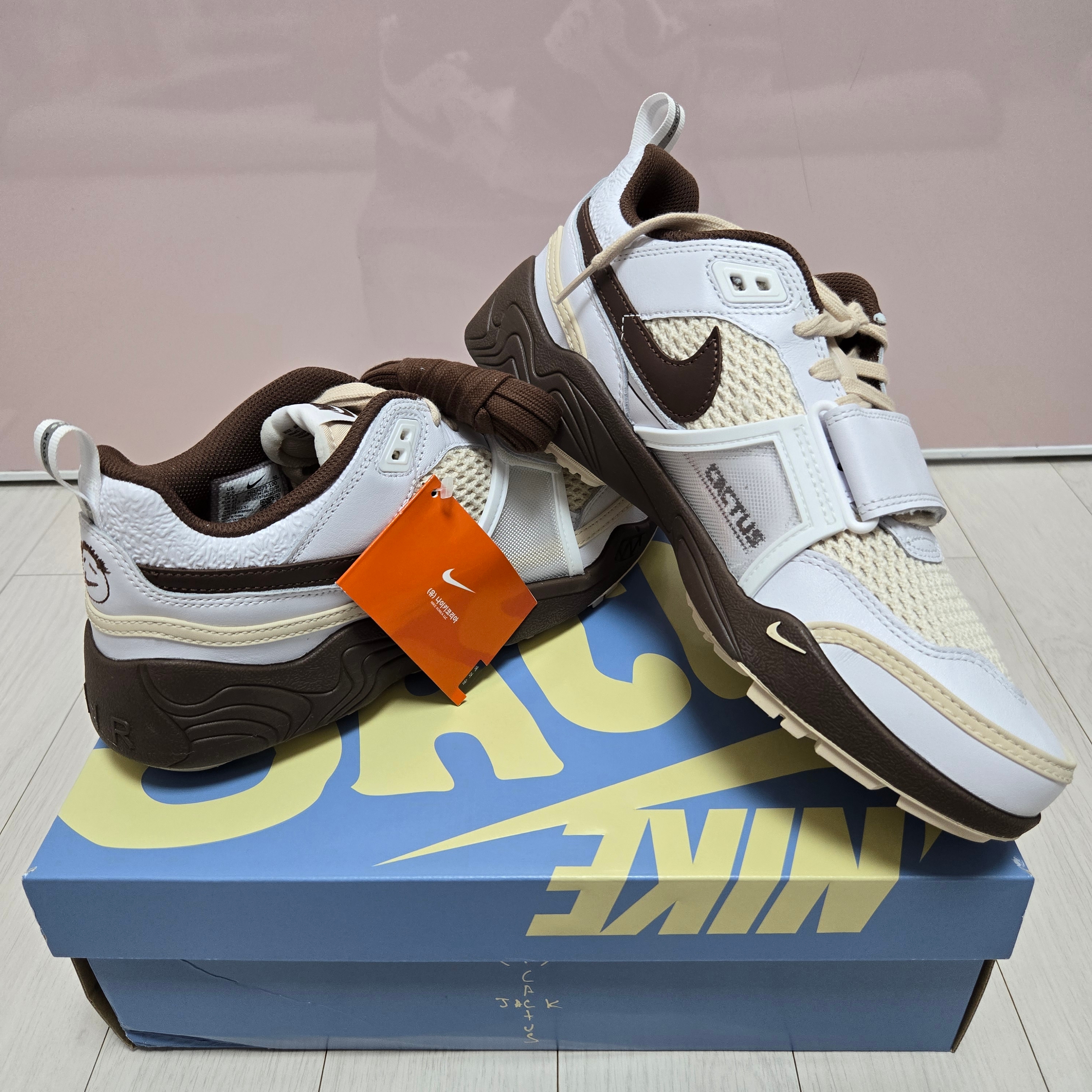 Nike x Travis Scott Zoom Field Jaxx White and Light Chocolate 착용 스타일 - 3