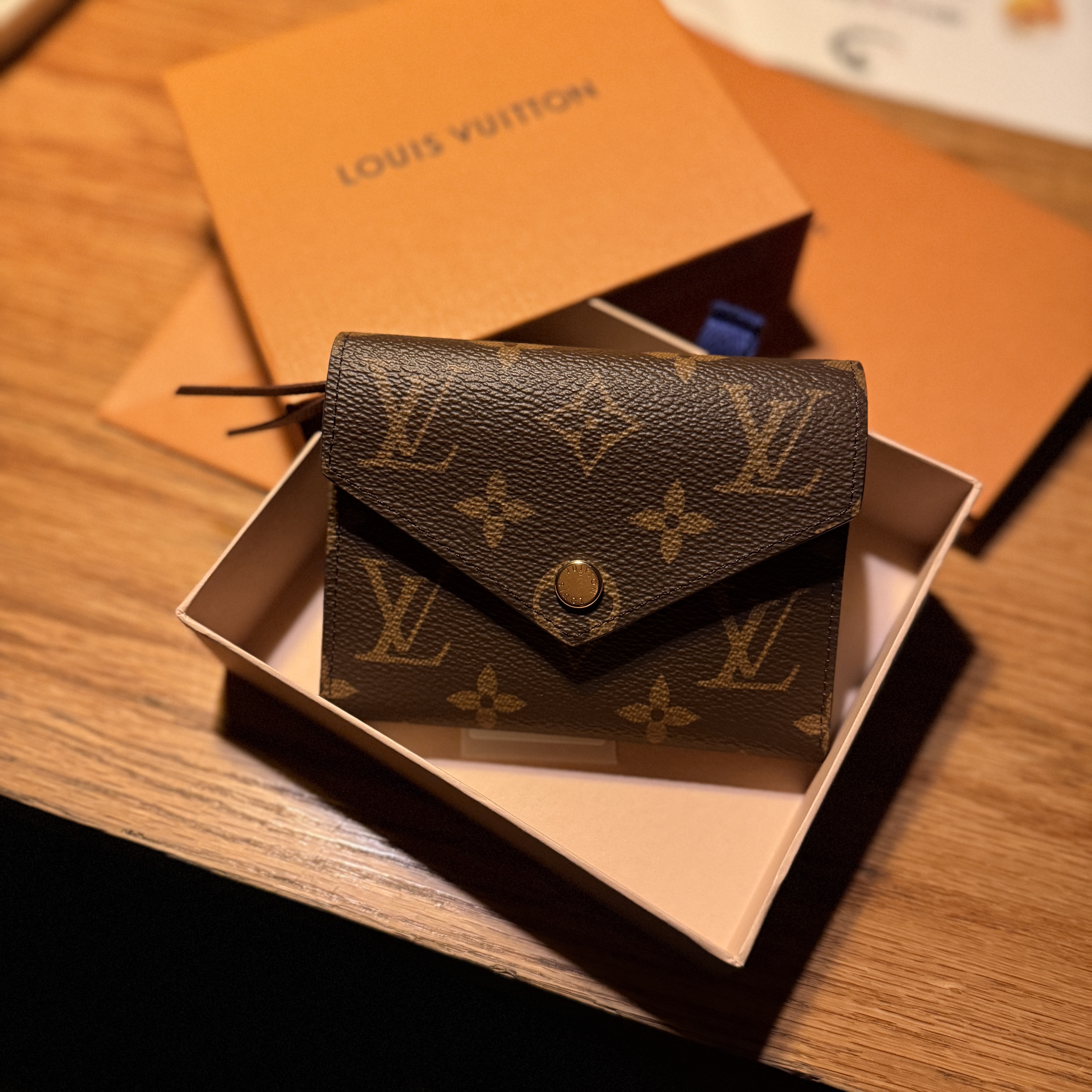 Louis Vuitton Victorine Wallet Monogram 착용 스타일
