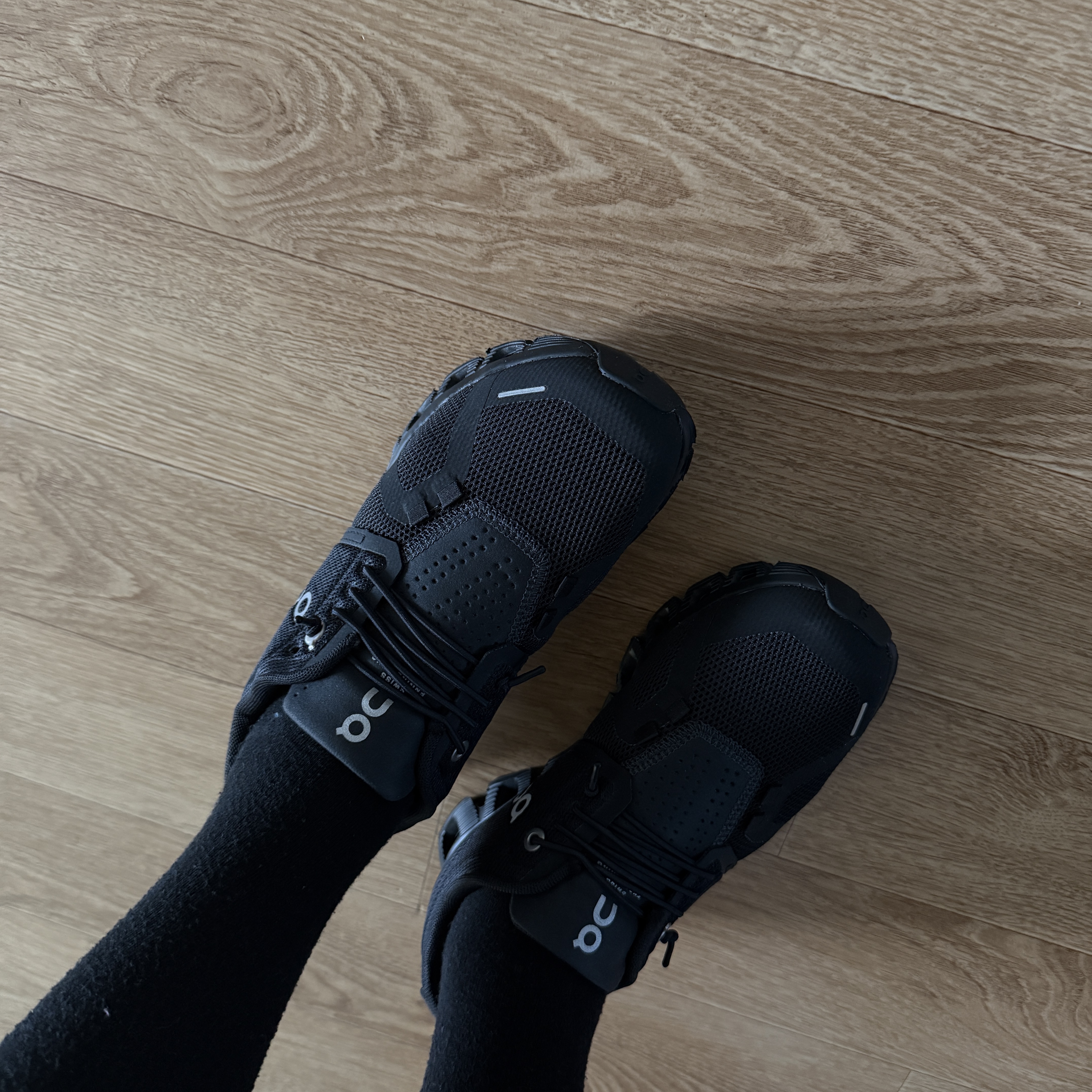 (W) On Running Cloud 5 All Black 착용 스타일
