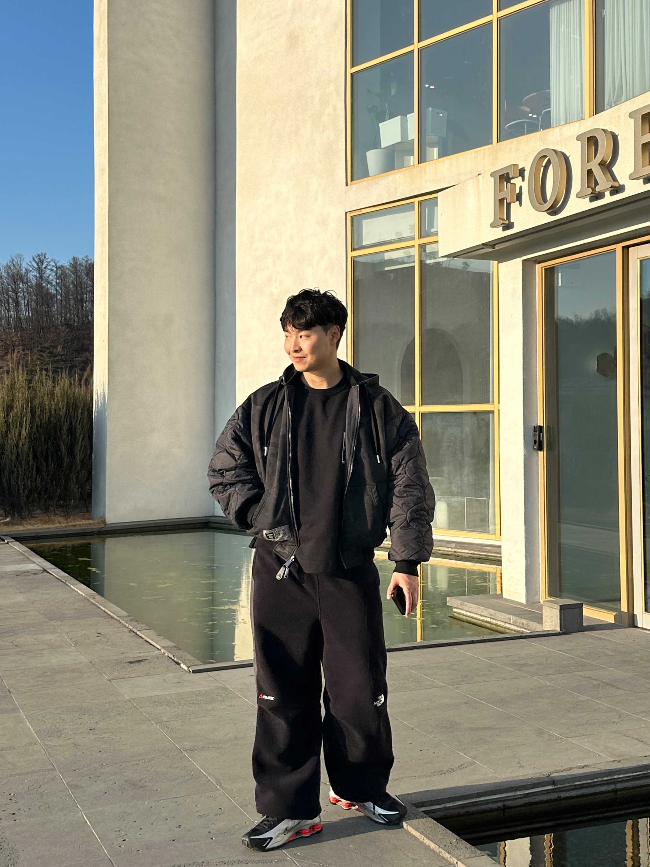 나이키 샥스 R4 메탈릭 실버 레드, 노스페이스 반프 플리스 팬츠 블랙 착용 스타일 - 1