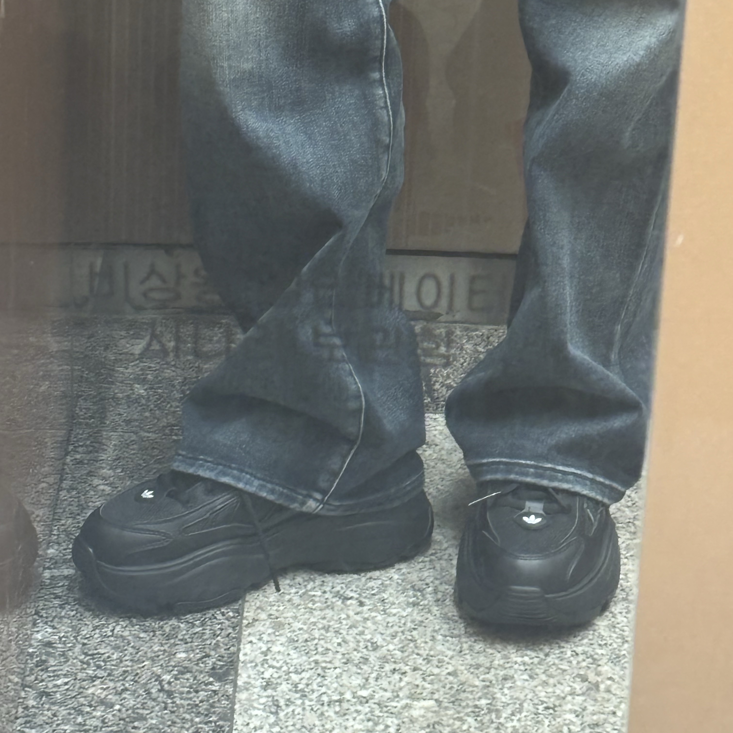 (W) Adidas Ozgaia Core Black 착용 스타일
