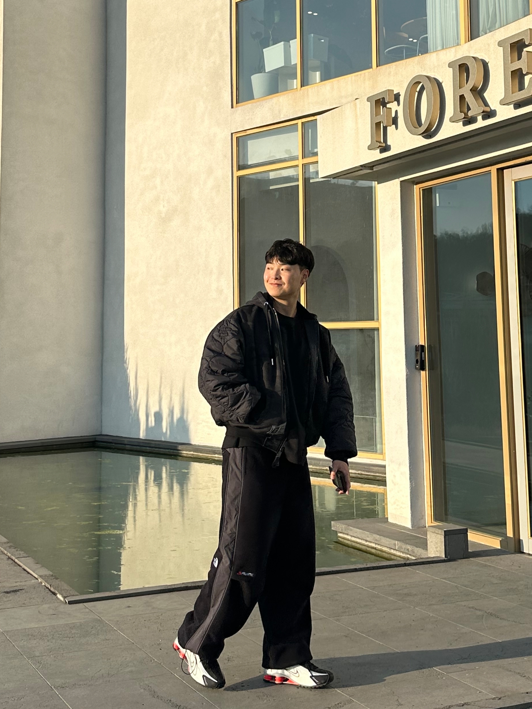나이키 샥스 R4 메탈릭 실버 레드, 노스페이스 반프 플리스 팬츠 블랙 착용 스타일 - 3