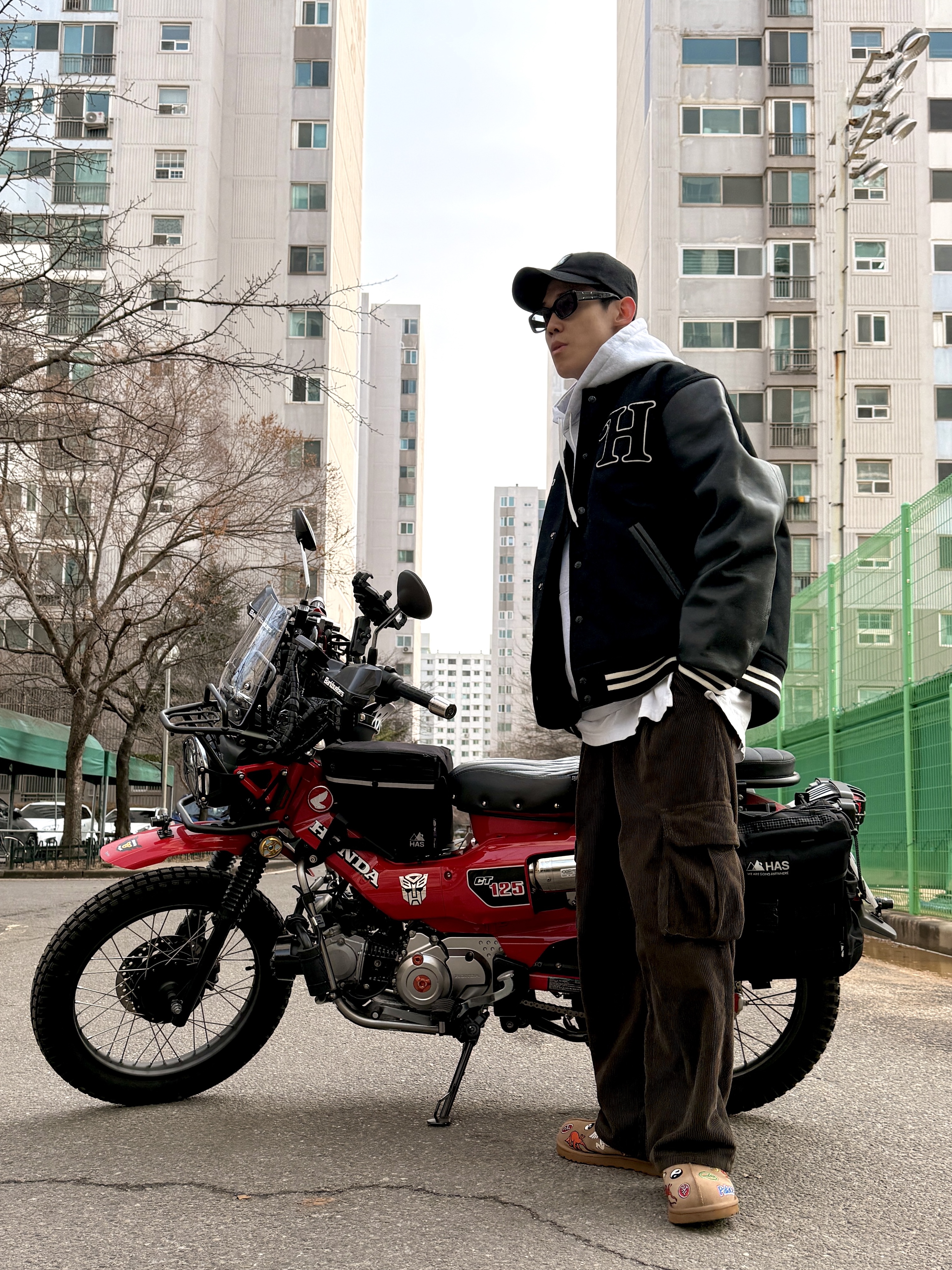 Human Made x Verdy Varsity Jacket #1 Black, UGG x Palace Tasman Slipper Chestnut 착용 스타일 - 2