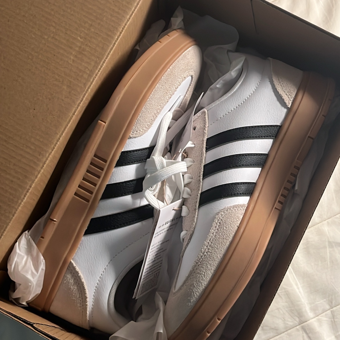 Adidas Gradas Cloud White Core Black 착용 스타일
