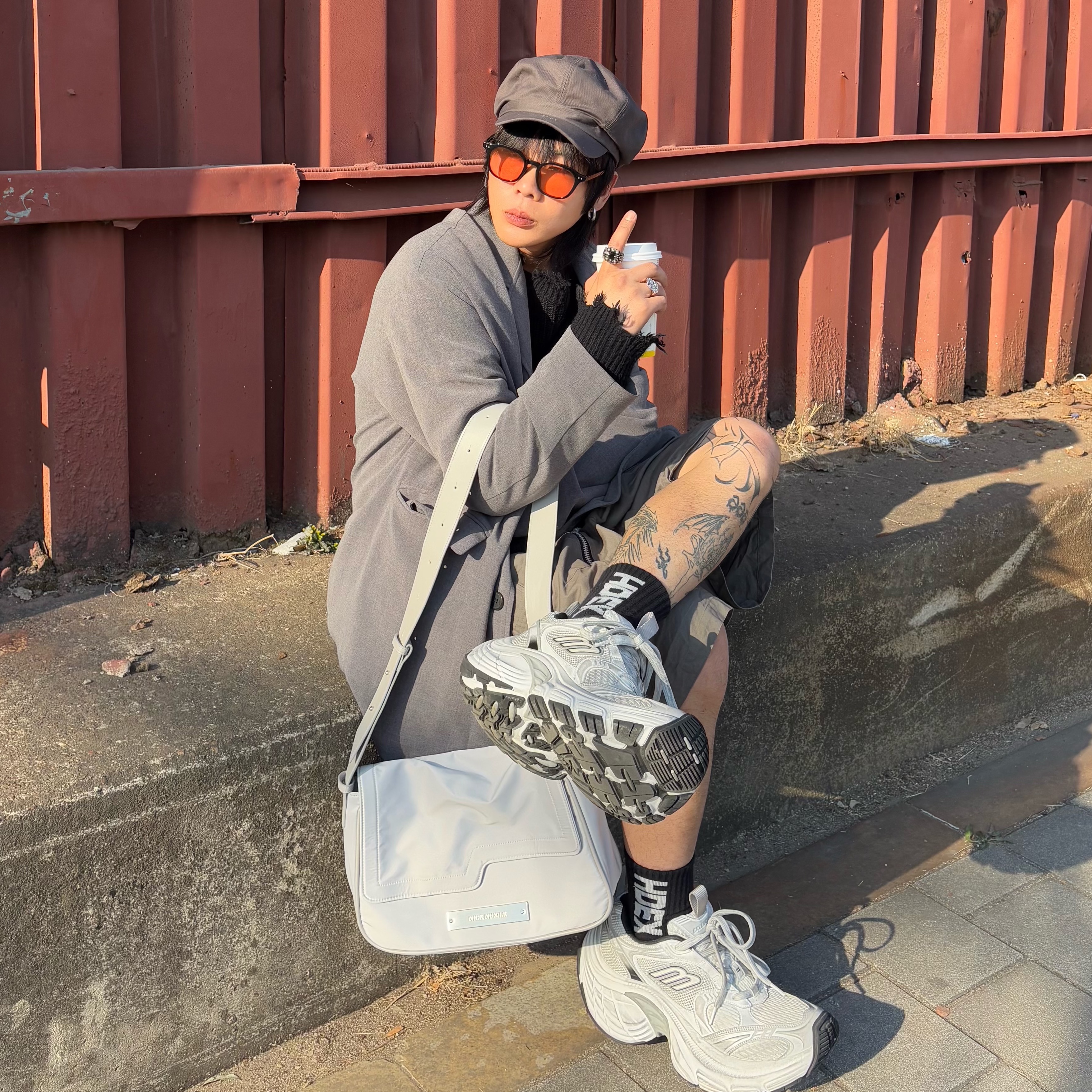 Balenciaga 10XL Sneakers White Grey Silver Black 착용 스타일 - 1