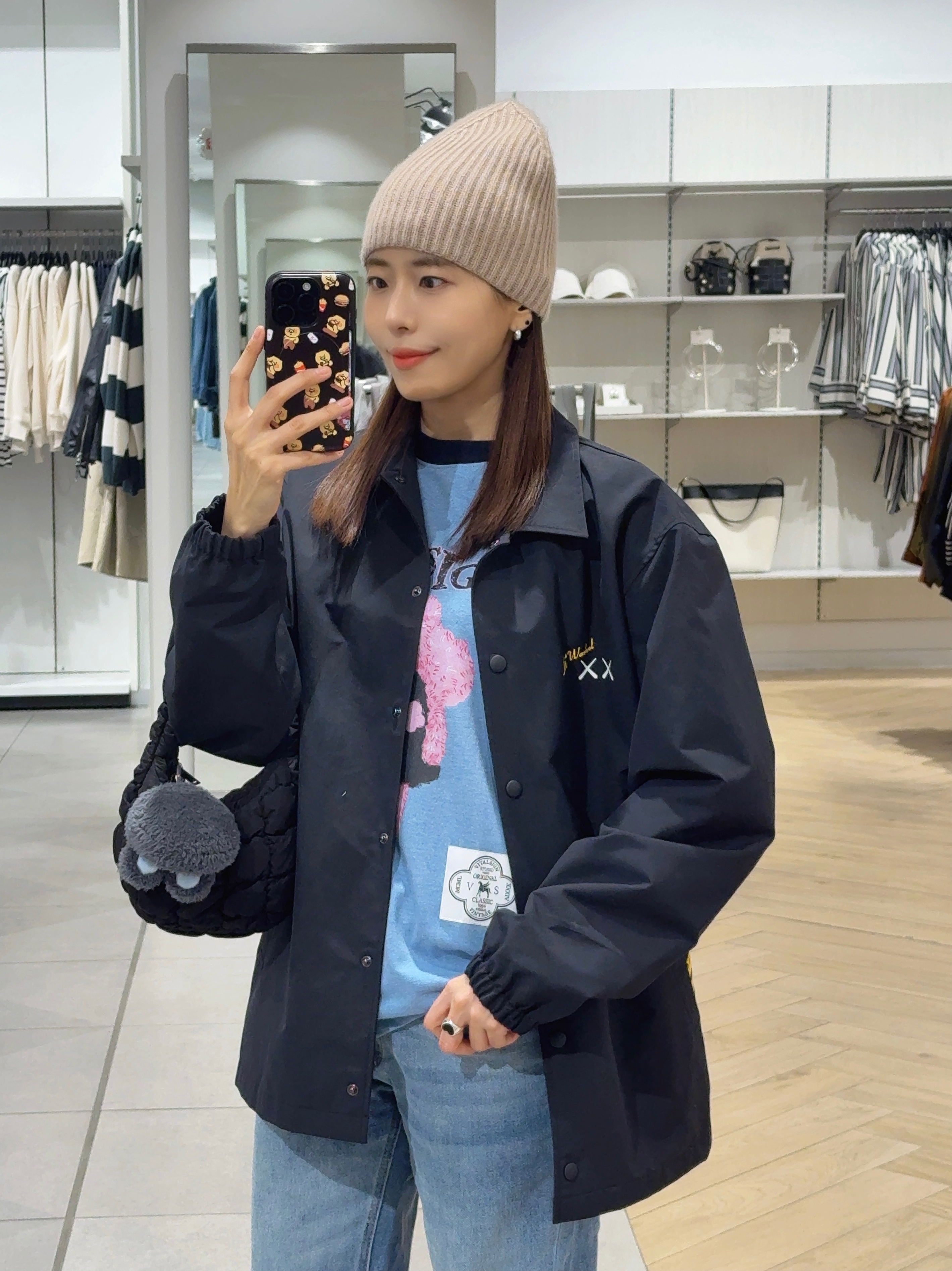 Uniqlo UT x Kaws x Warhol Coach Jacket Black, COS Quilted Micro Bag Black 착용 스타일 - 2