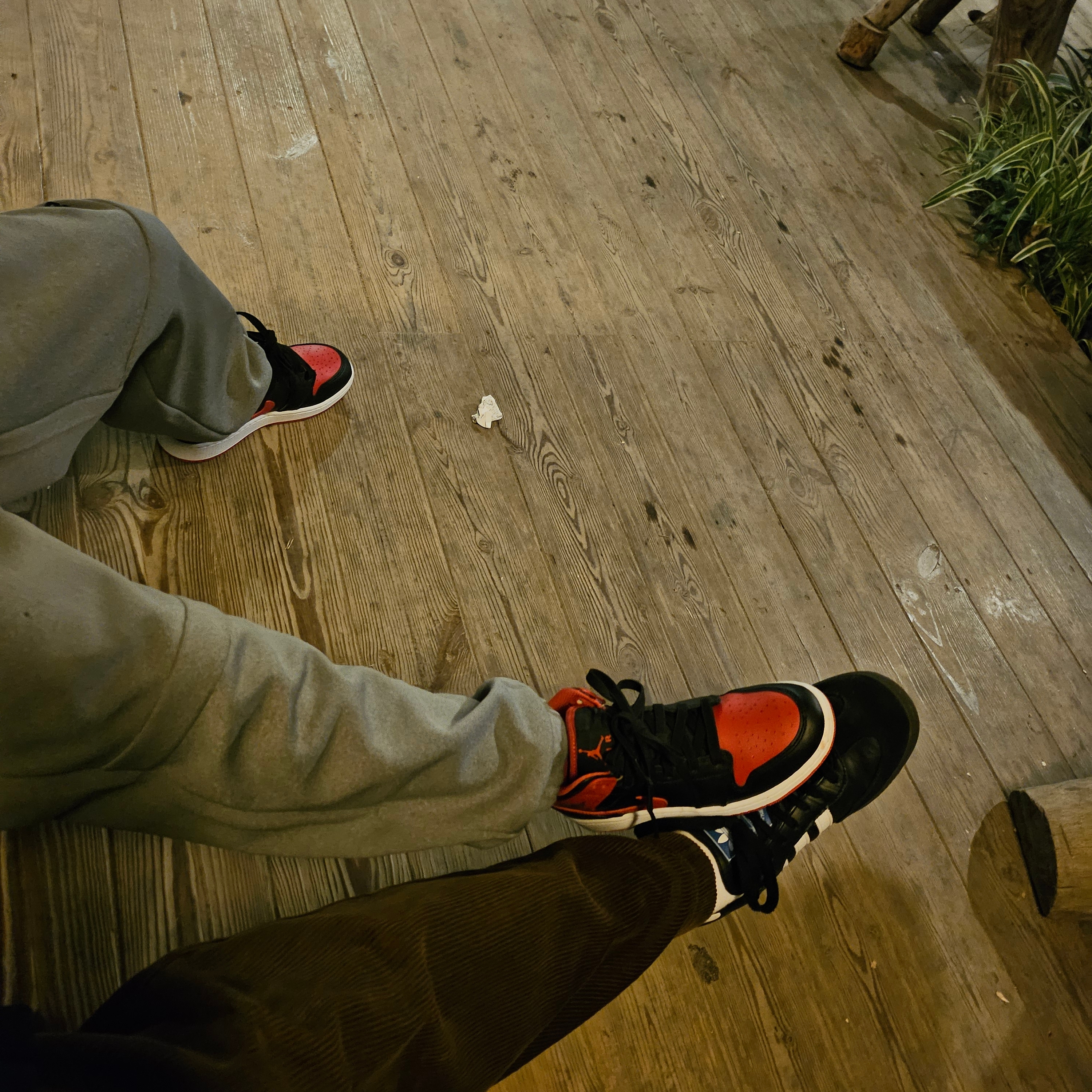 (GS) Jordan 1 Mid Black Fire Red, Adidas Samba OG Black White Gum 착용 스타일 - 1