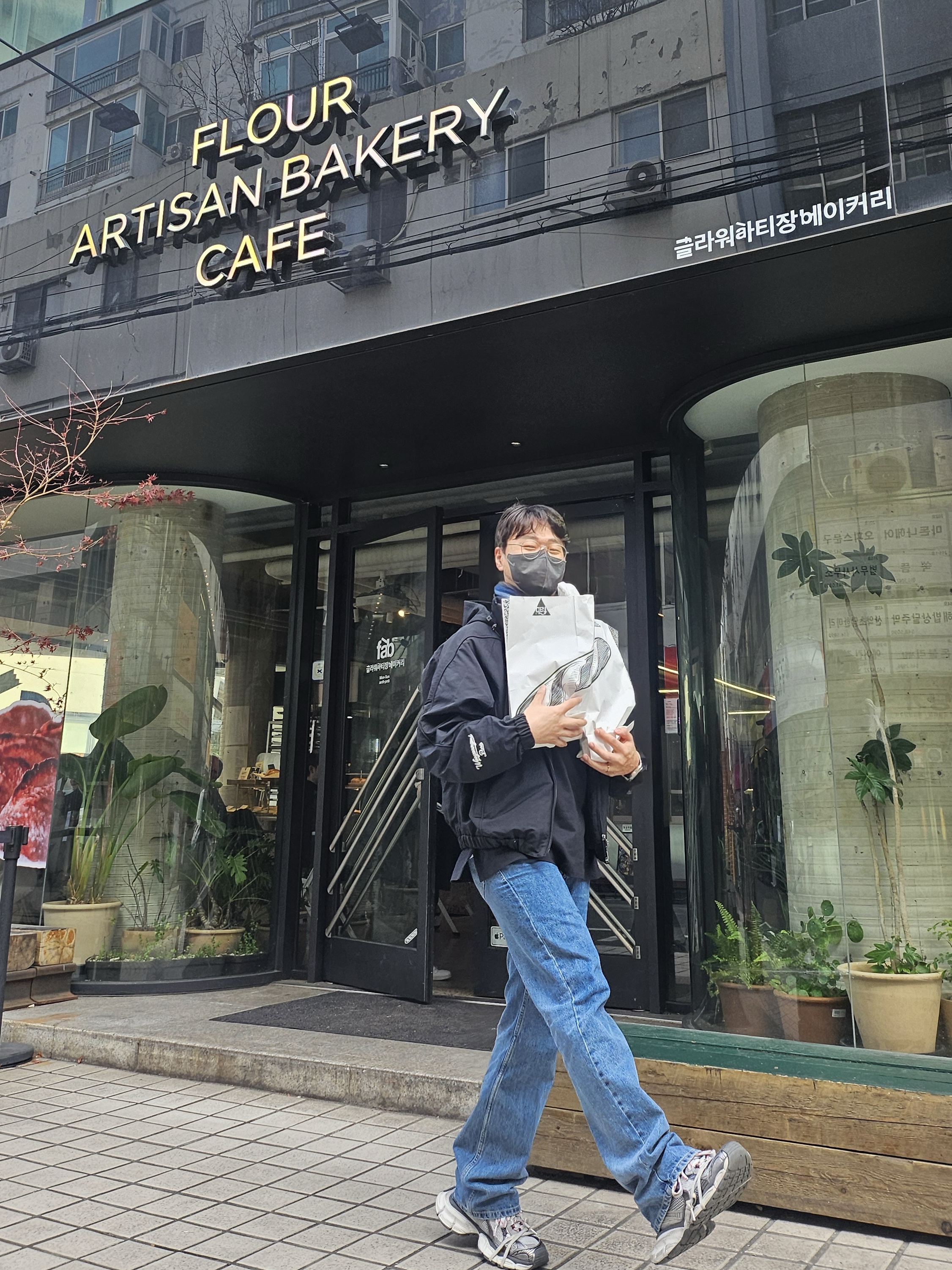 Wooyoungmi Feather Long Sleeve T-Shirt Black - 23SS, Wooyoungmi Long Straight Denim Pants Blue -23FW 착용 스타일 - 3