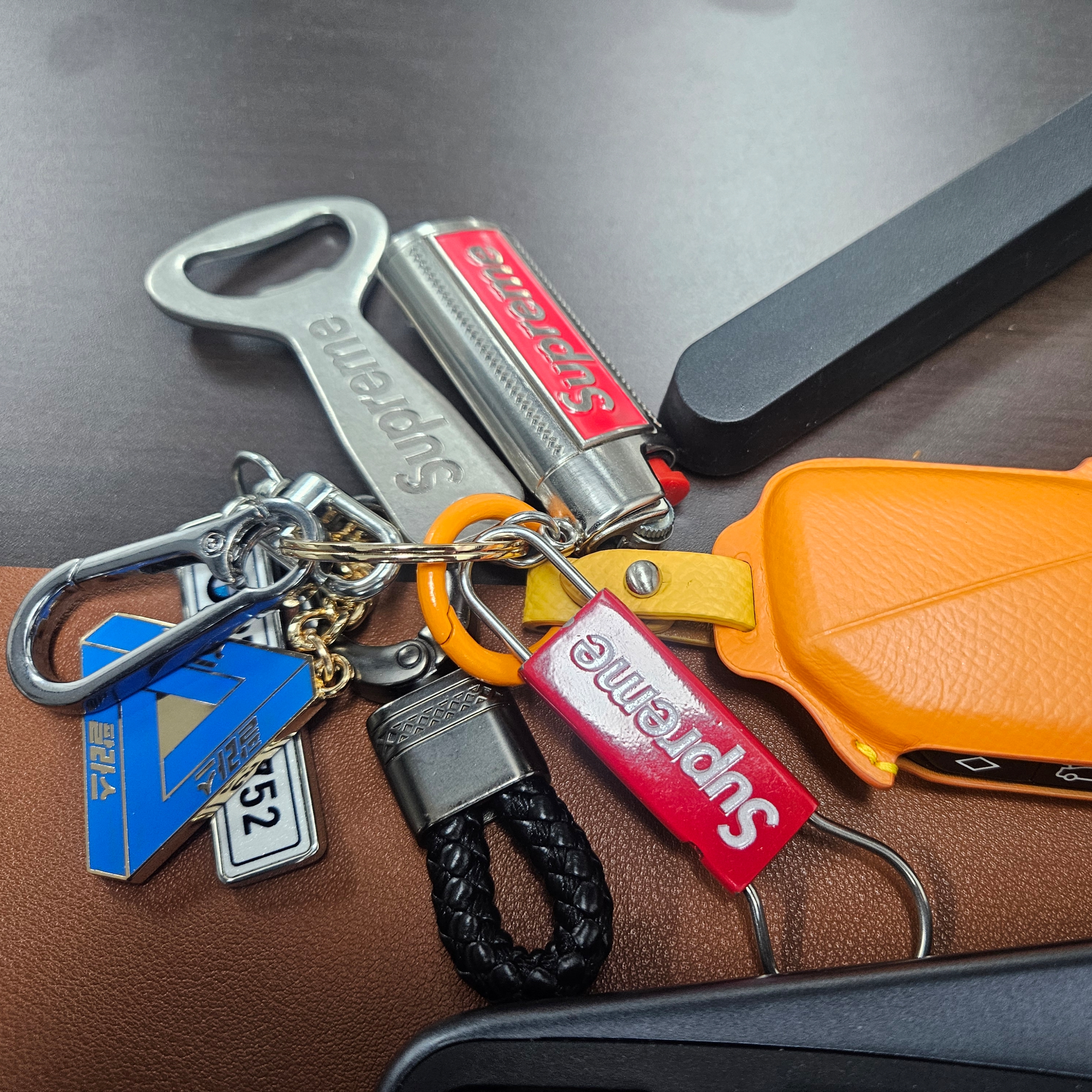 Supreme Clip Keychain Red - 22SS 착용 스타일
