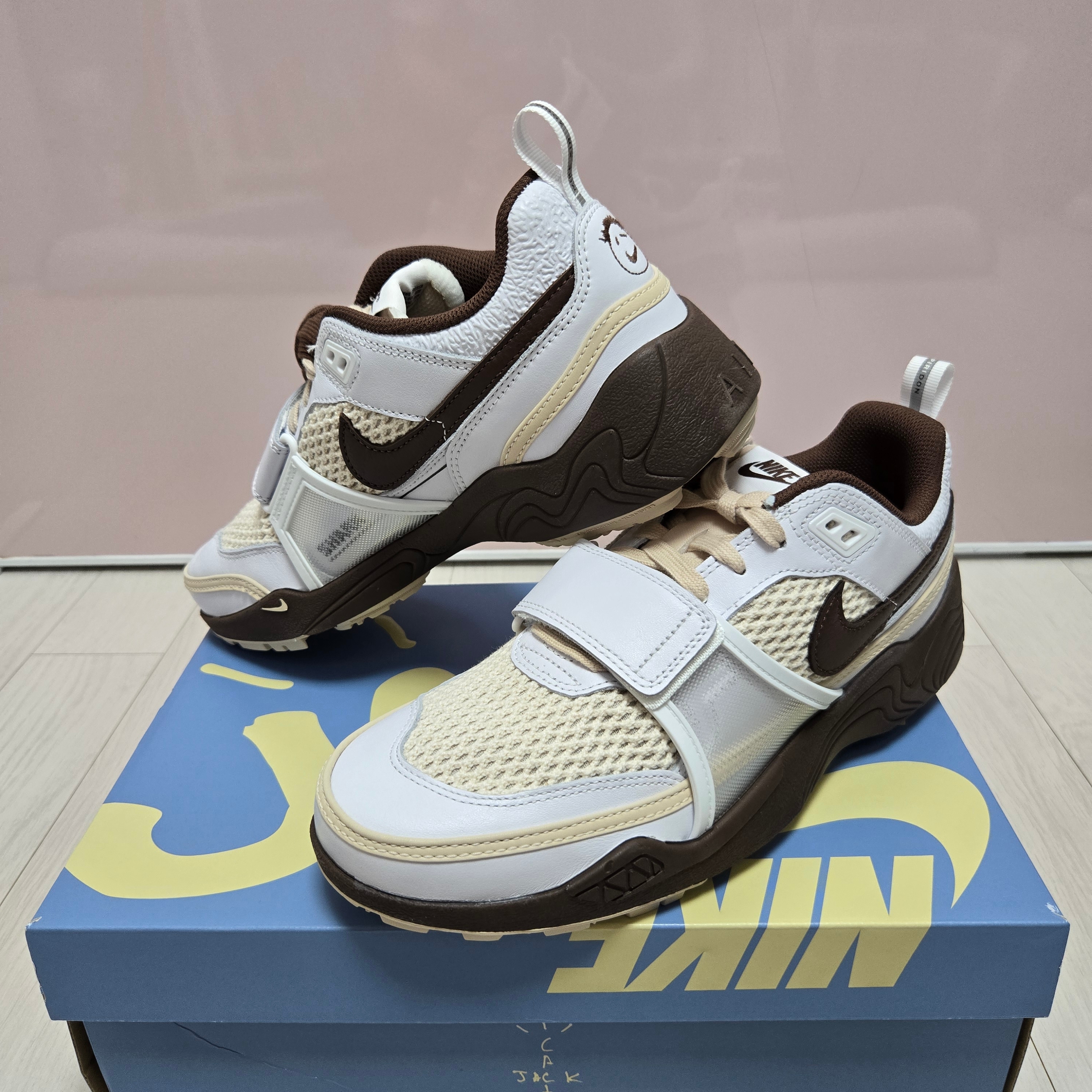 Nike x Travis Scott Zoom Field Jaxx White and Light Chocolate 착용 스타일 - 2