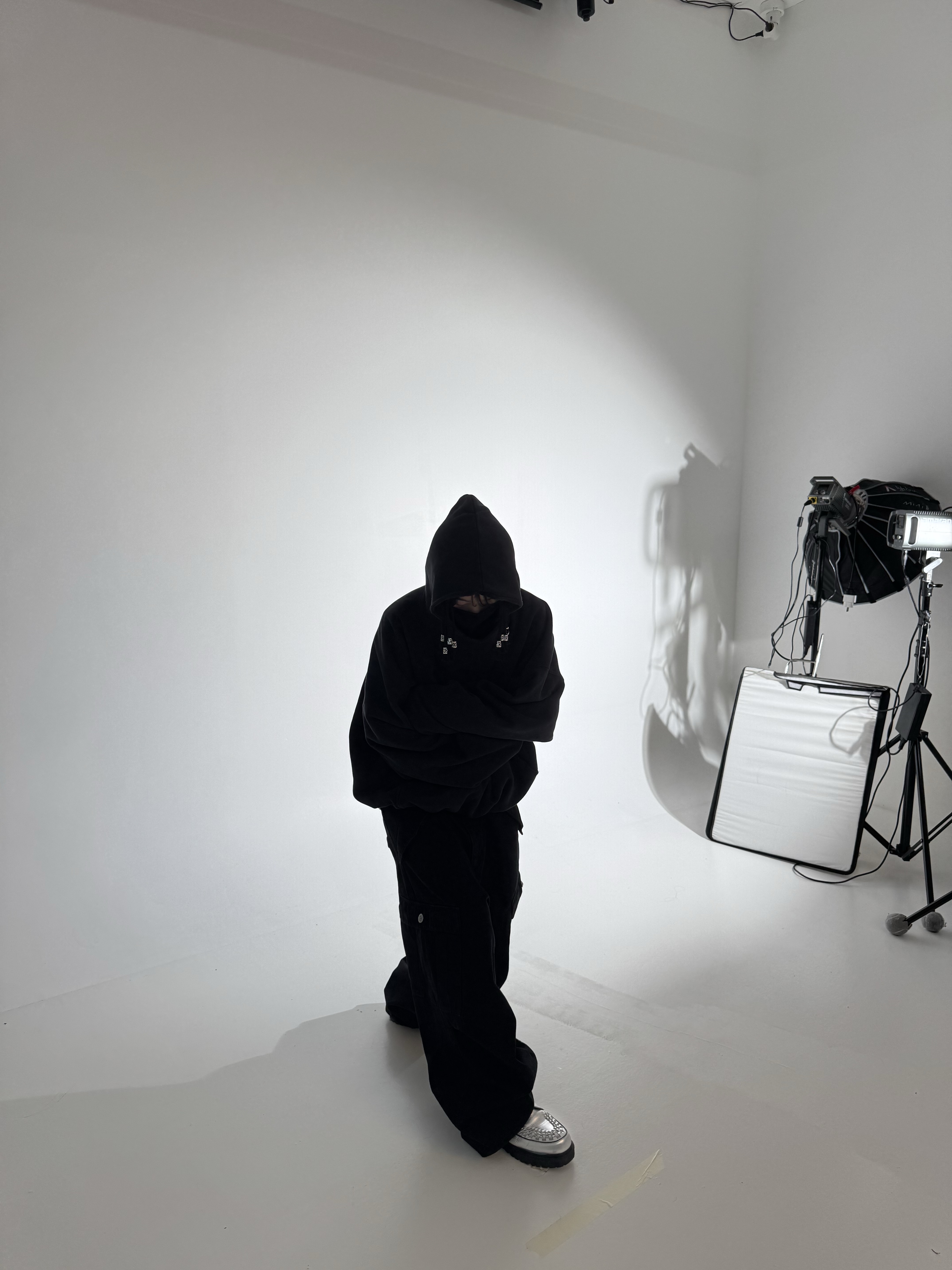 (W) Jordan x Travis Scott Leather Jacket Archaeo Brown - Asia, Yeezy YZY Zip-Up Hoodie Black 착용 스타일 - 4