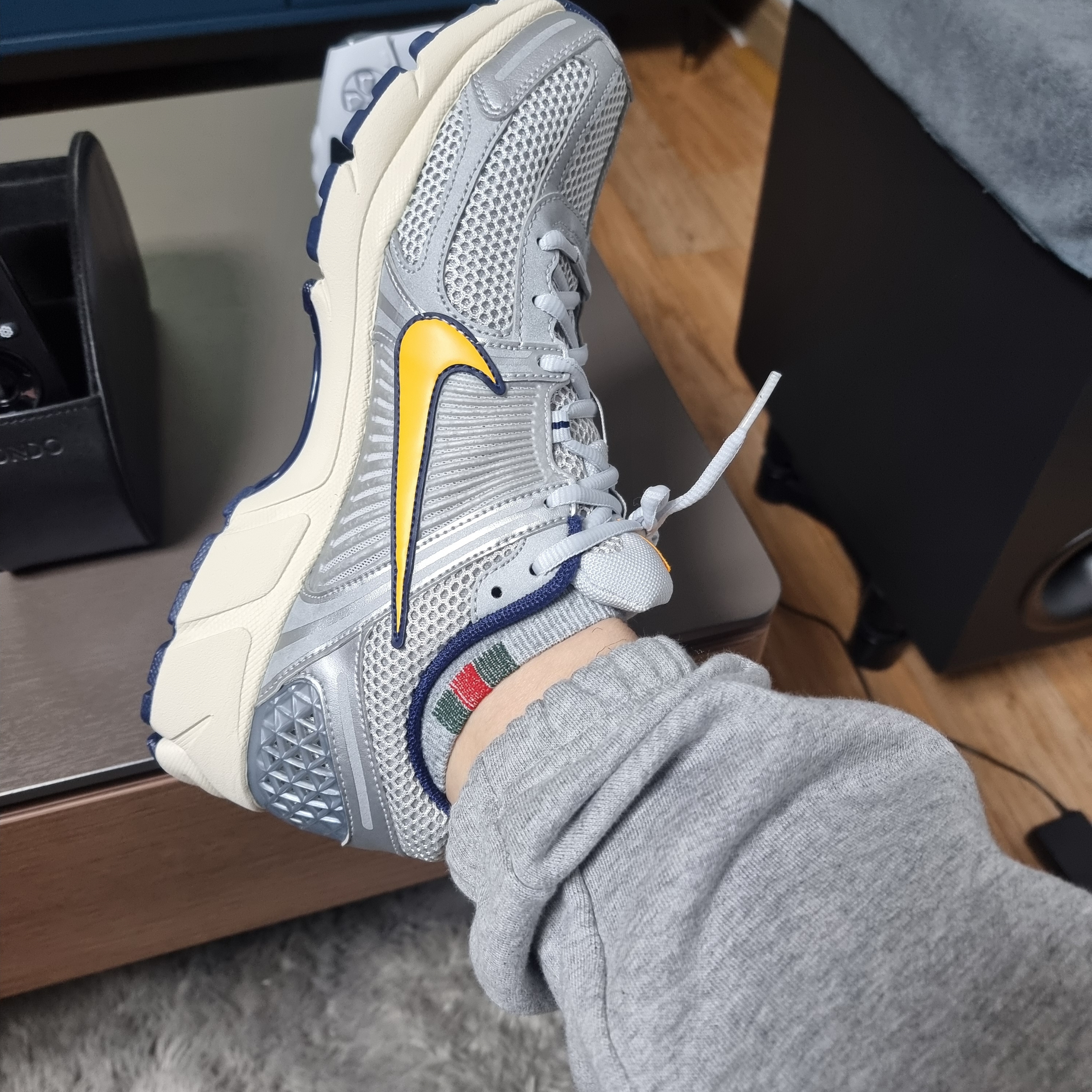 Nike Zoom Vomero 5 Pure Platinum and Laser Orange 착용 스타일