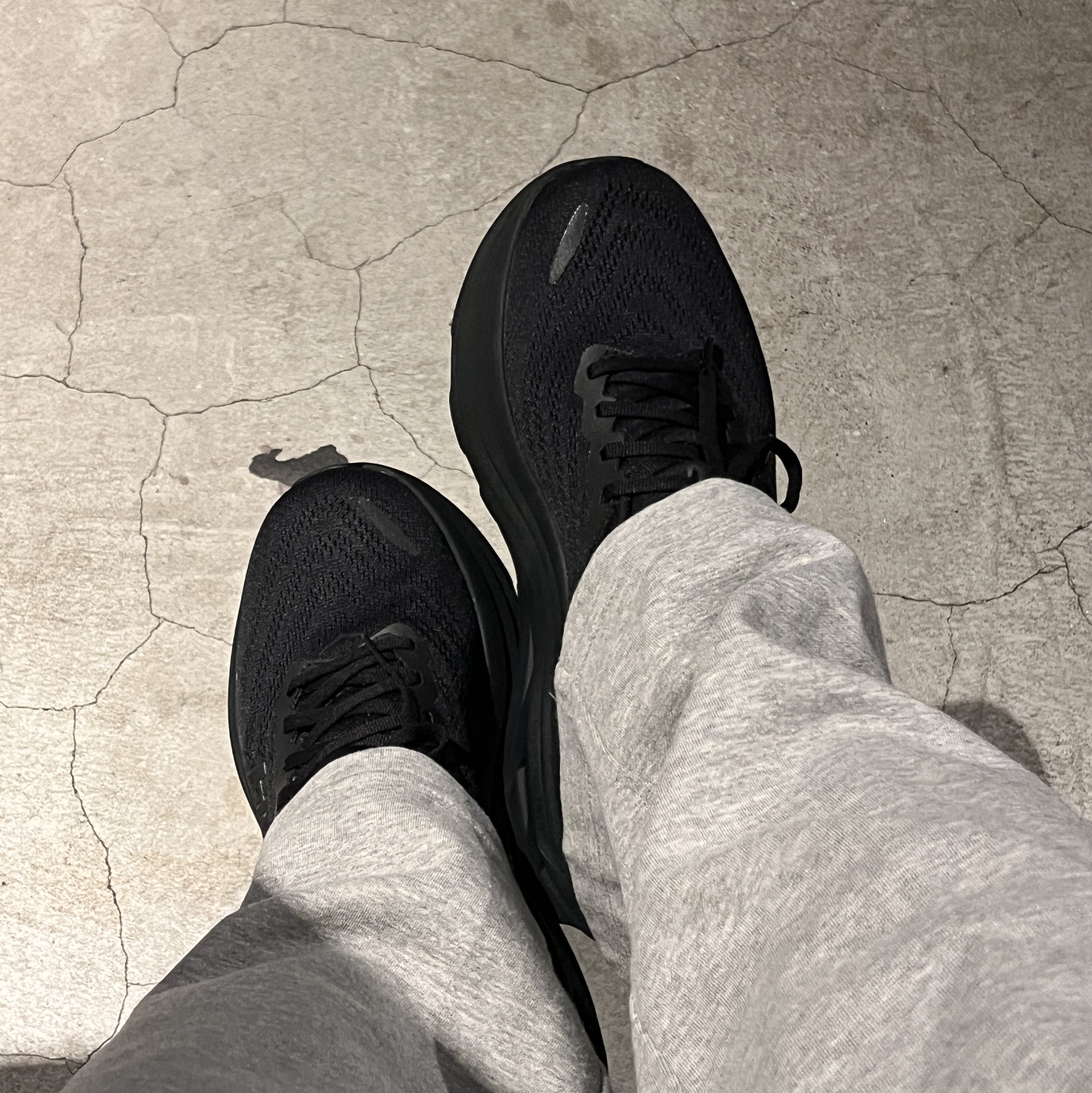 Hoka Bondi 9 Black - X-Wide 착용 스타일