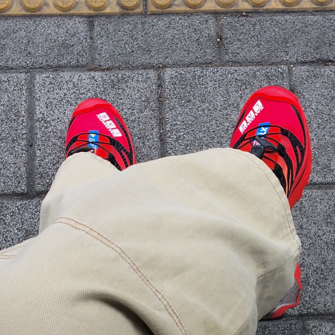Salomon XT-4 Fiery Red Empire Yellow 착용 스타일