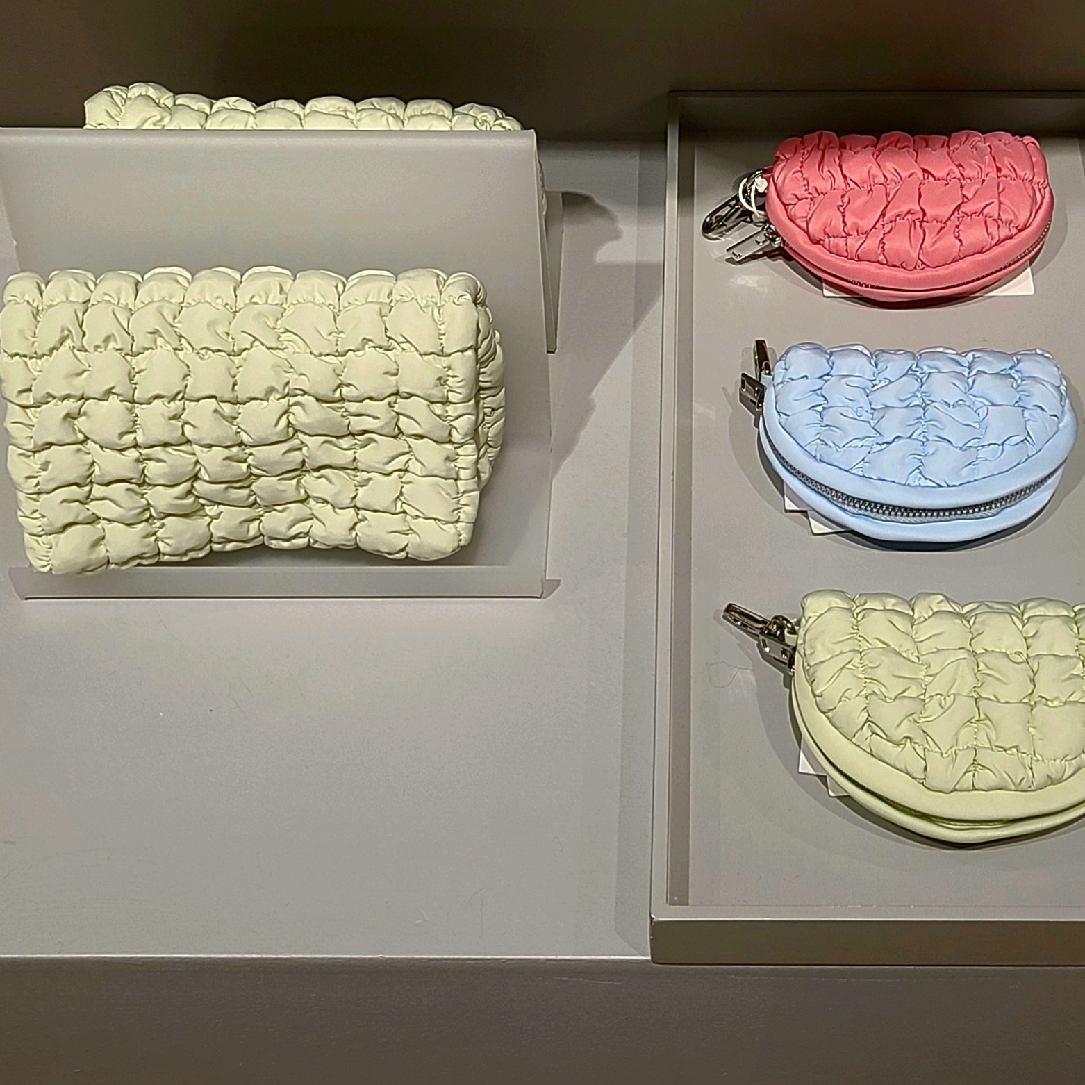 COS Quilted Crossbody Messenger Bag Light Green, COS Quilted Charm Pouch Bag Pink 착용 스타일 - 1