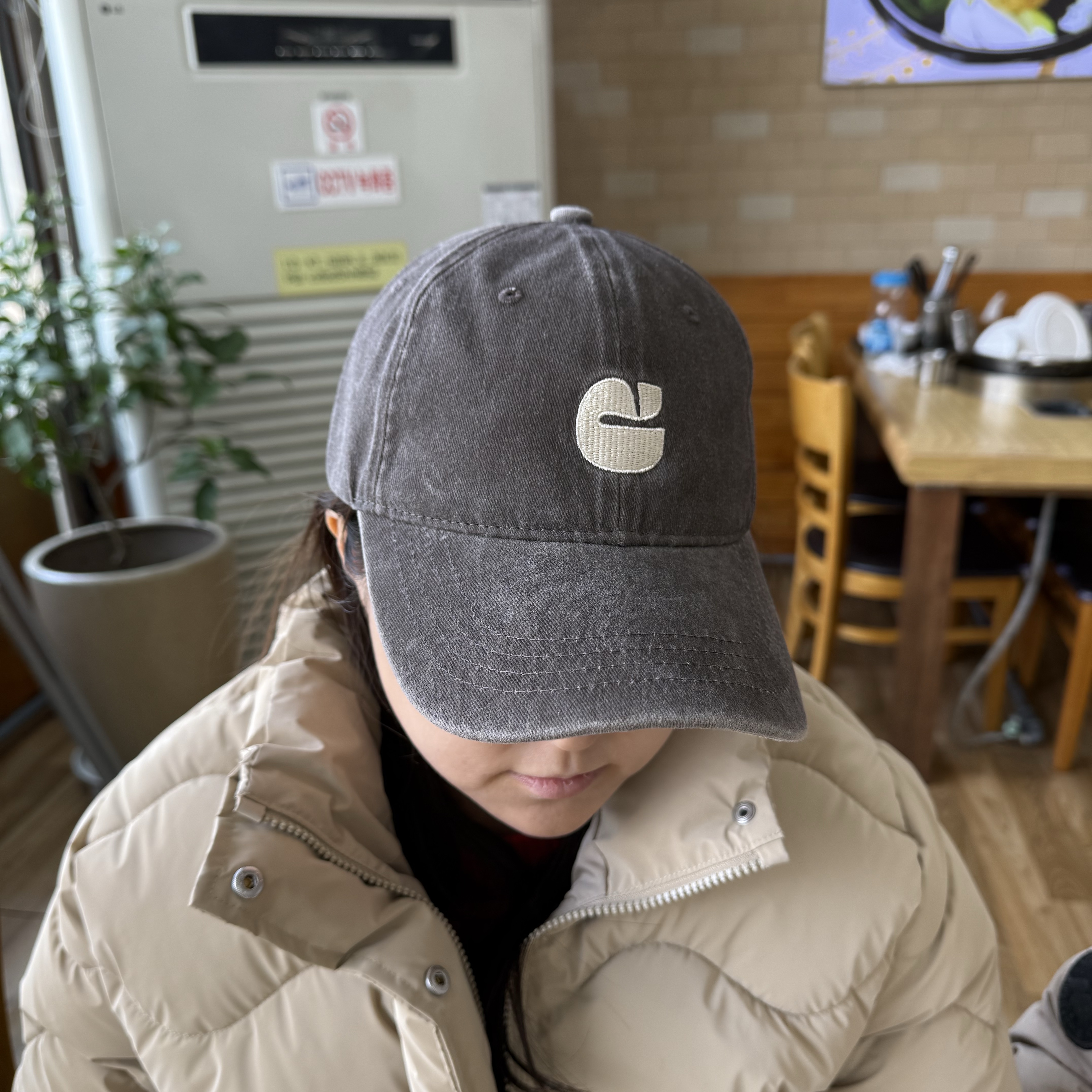 Carlyn New Logo Washed Cap Brown_J74104010Q 착용 스타일