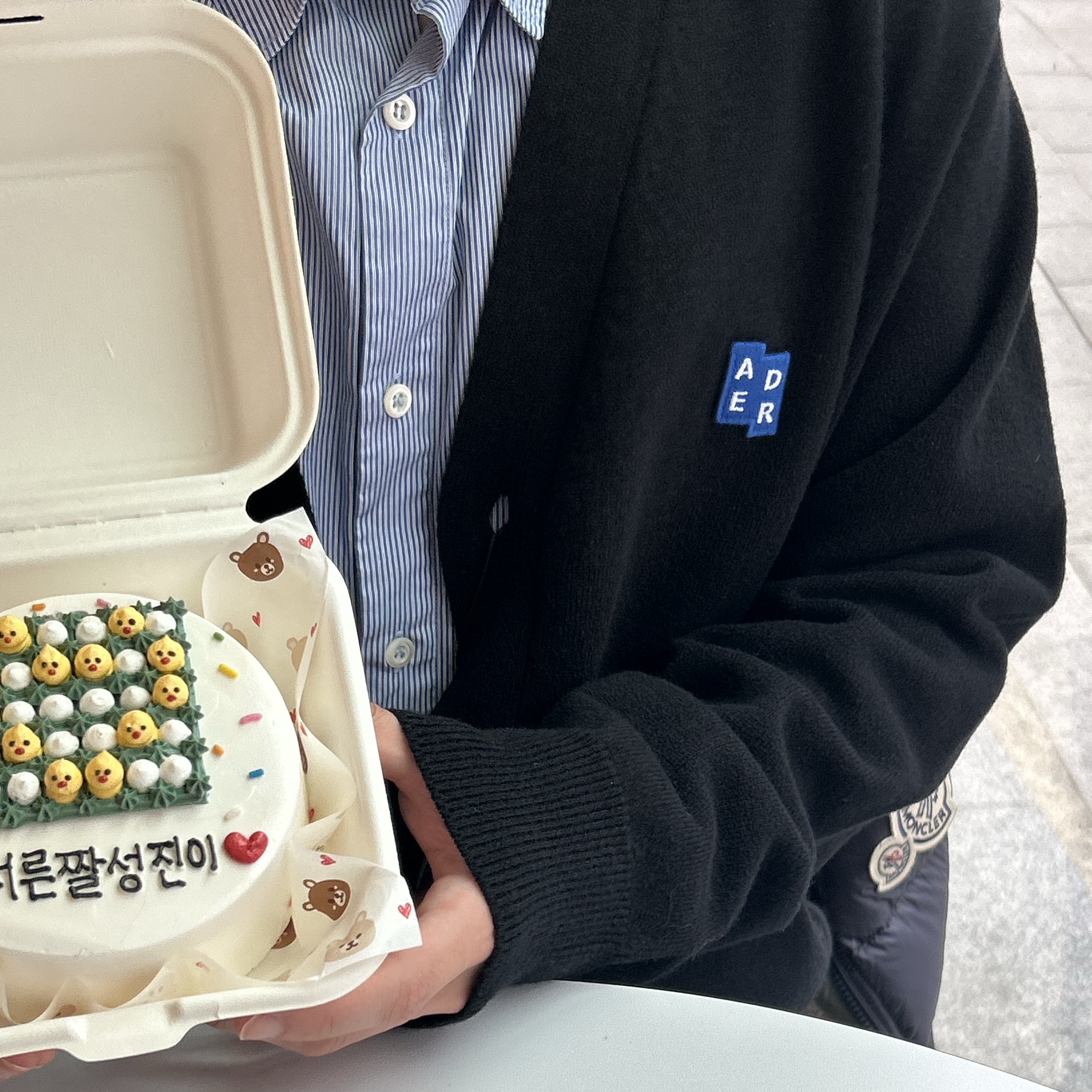 아더에러 시그니피컨트 TRS/BL 태그 가디건 01 블랙 착용 스타일 - 2