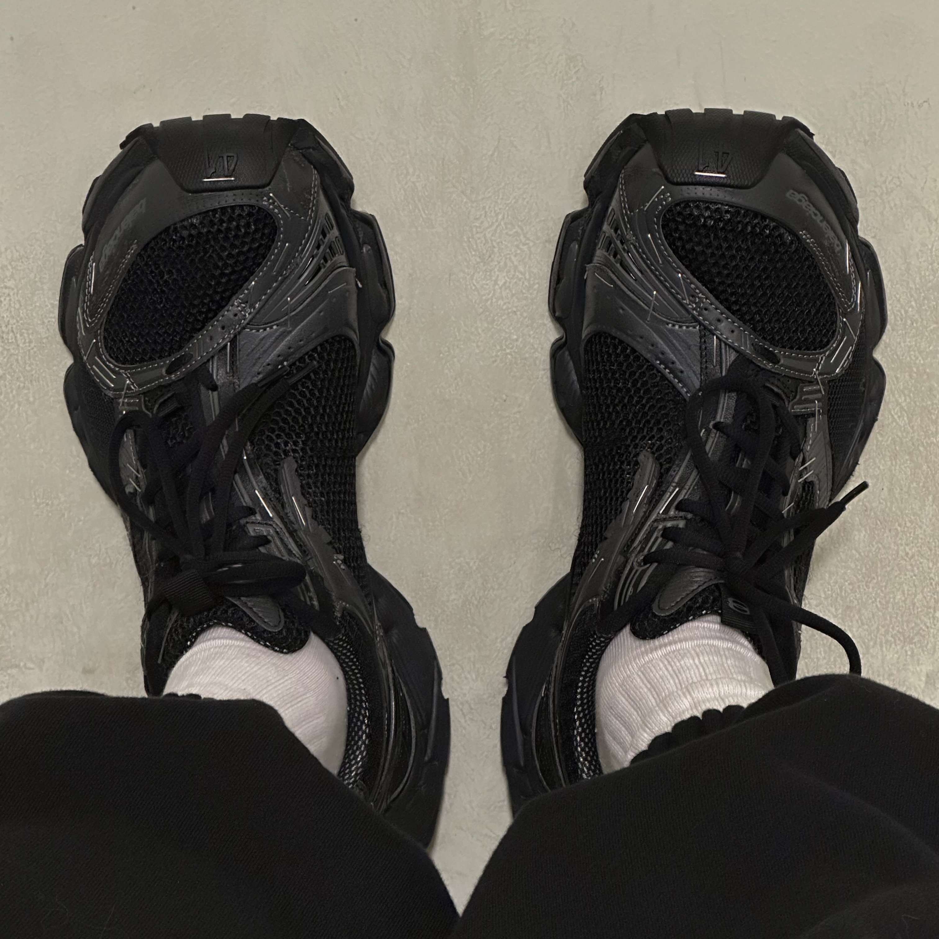 Balenciaga Stapler Sneaker Black 착용 스타일