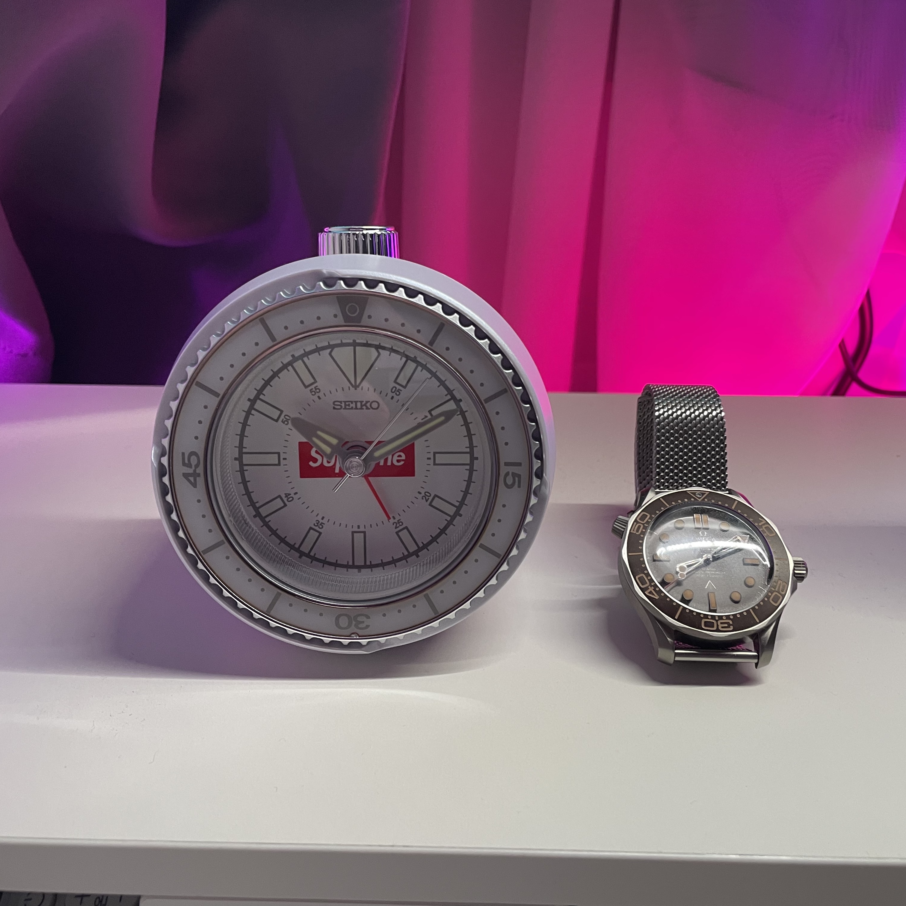 Supreme x Seiko Mai Alarm Clock White - 25SS 착용 스타일