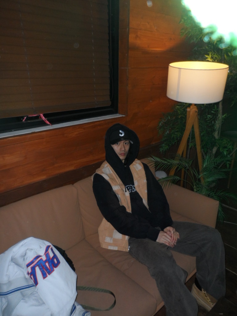 Supreme Collegiate Patchwork Leather Hooded Sweatshirt Black - 23FW, Supreme Gold Cross S Logo New Era Black - 24SS 착용 스타일