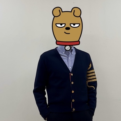 톰브라운 루나 뉴 이어 사선 브이넥 가디건 블루 착용 스타일 - 1