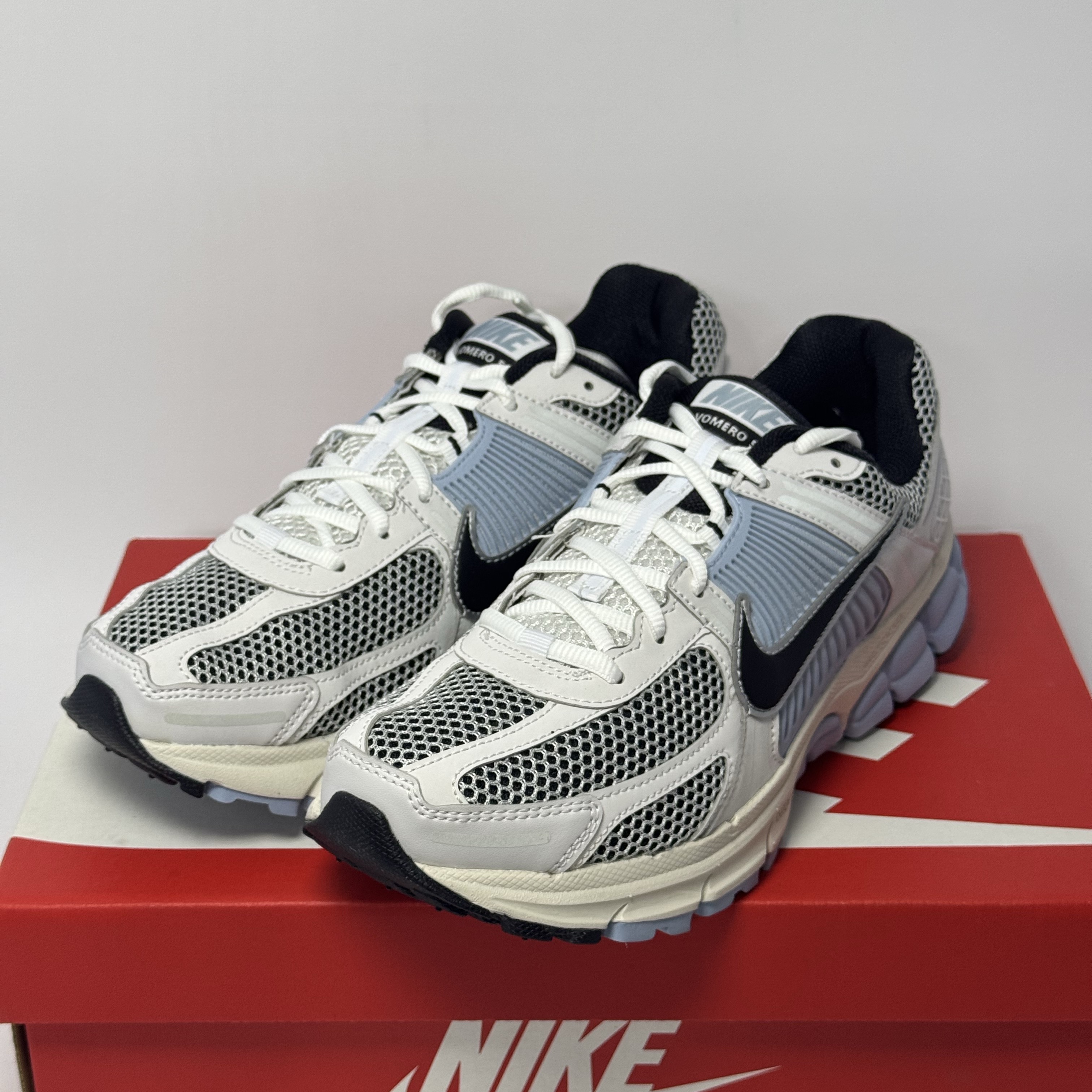 (W) Nike Zoom Vomero 5 Platinum Tint Black 착용 스타일 - 1