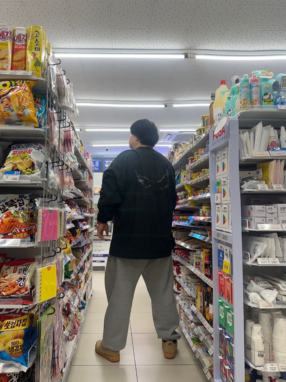 Yeezy Gap Engineered By Balenciaga Dove Long Sleeve T-Shirt Black 착용 스타일