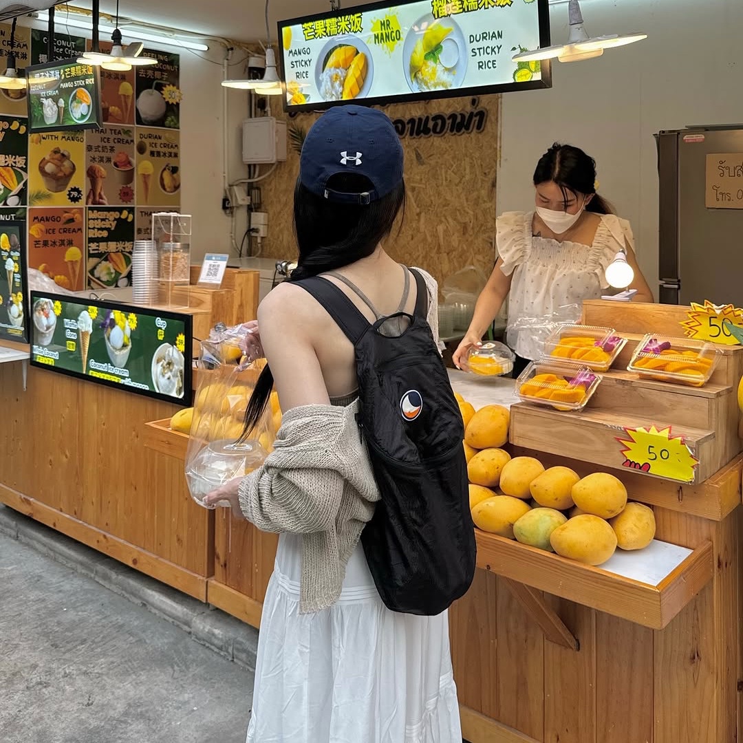 티켓투더문 미니 백팩 15L 블랙 착용 스타일