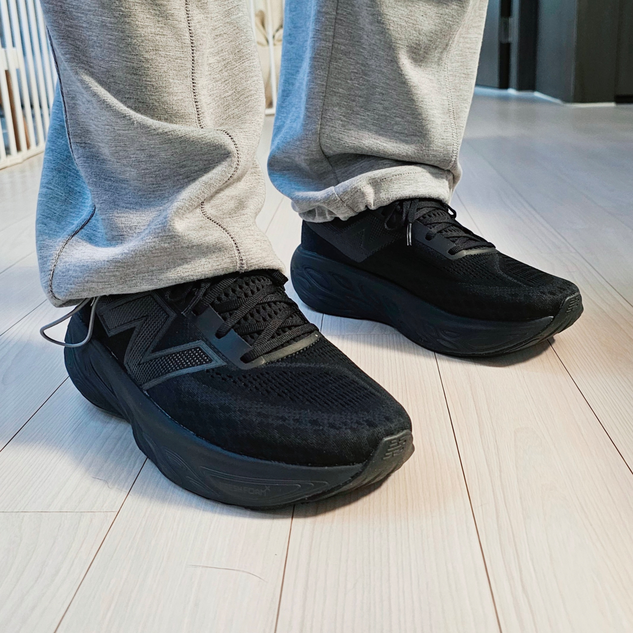 New Balance Fresh Foam X 1080v14 Black Black Metallic - 2E Wide 착용 스타일 - 2