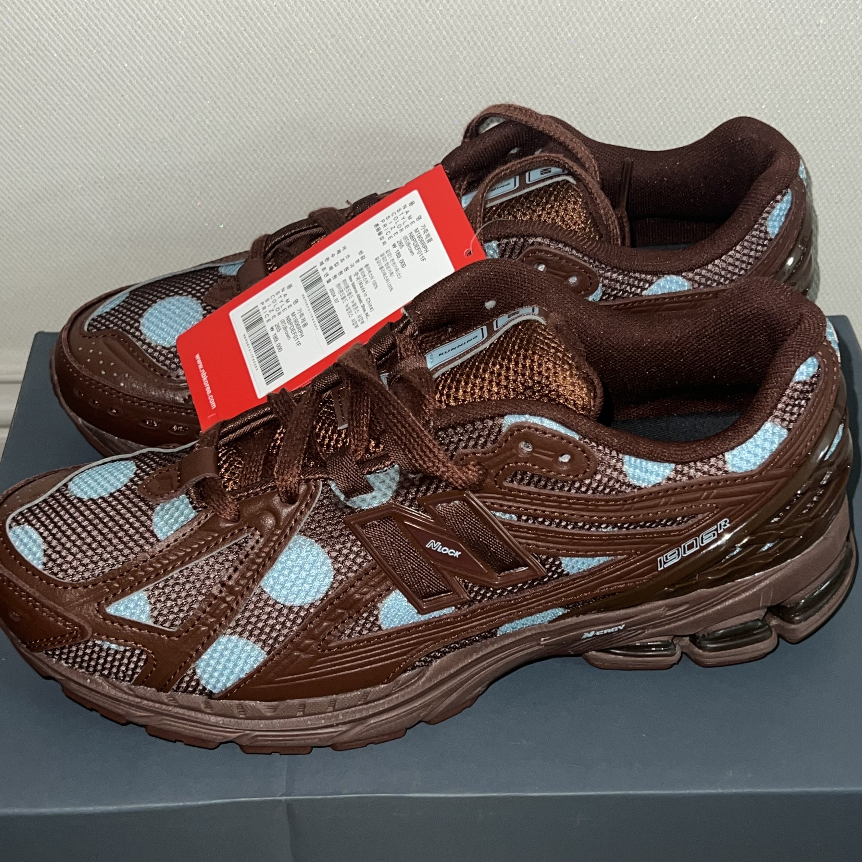 New Balance 1906R Rich Oak Chrome 착용 스타일