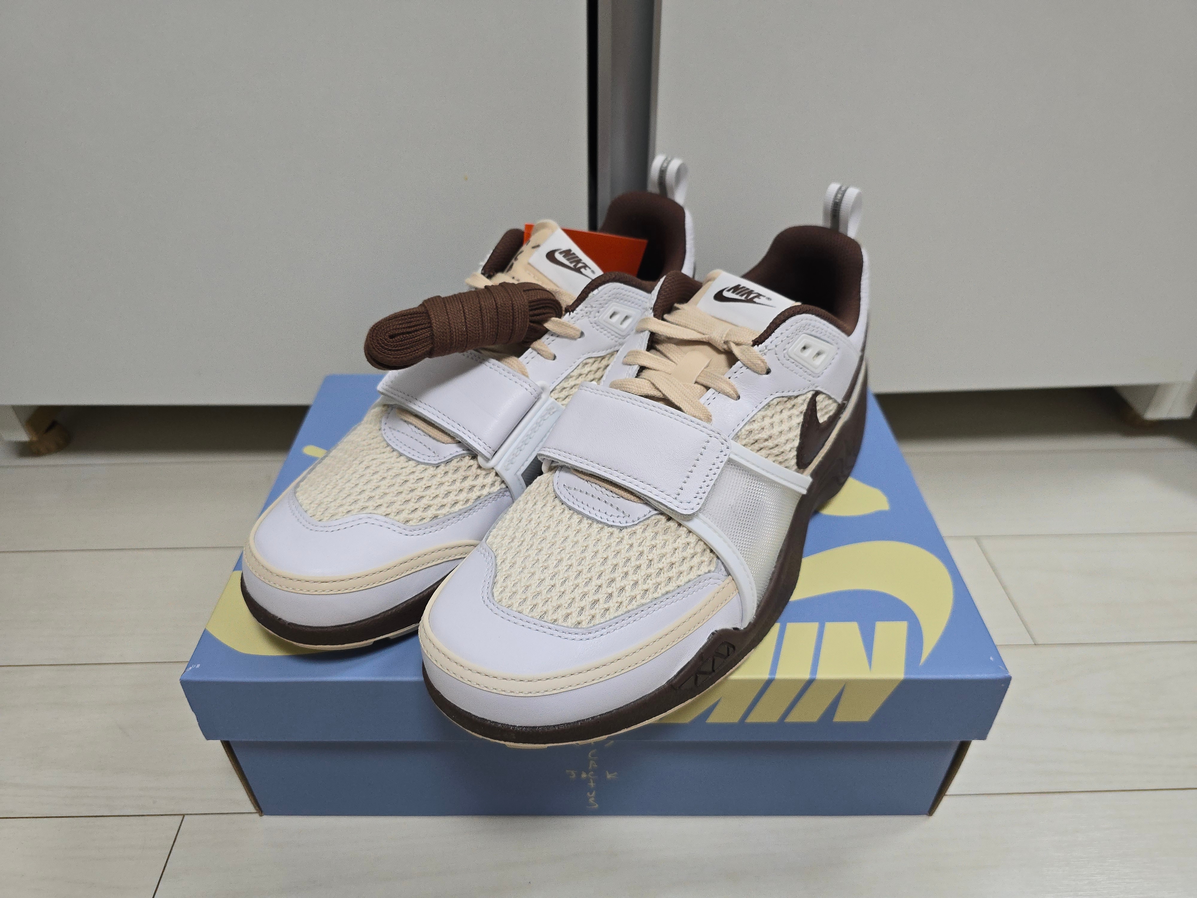 Nike x Travis Scott Zoom Field Jaxx White and Light Chocolate 착용 스타일