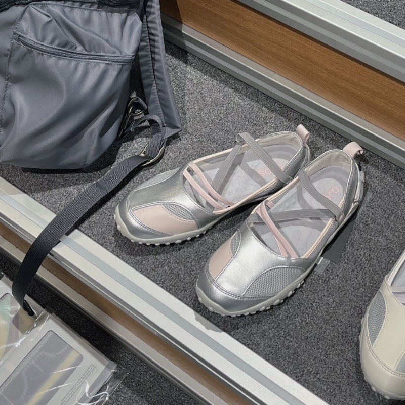 OJOS Strap Embossed Toe Shoes Silver 착용 스타일