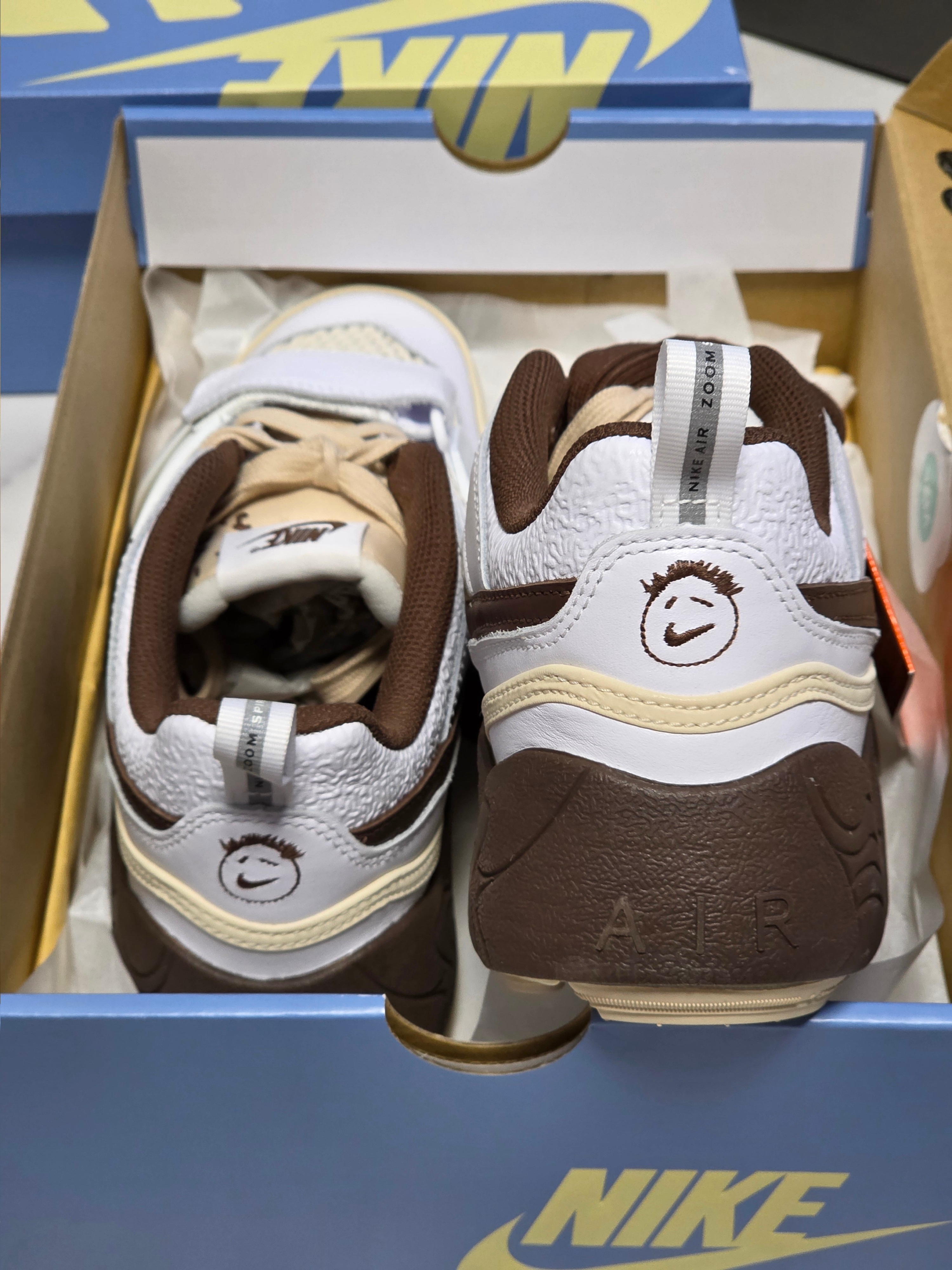 Nike x Travis Scott Zoom Field Jaxx White and Light Chocolate 착용 스타일 - 1