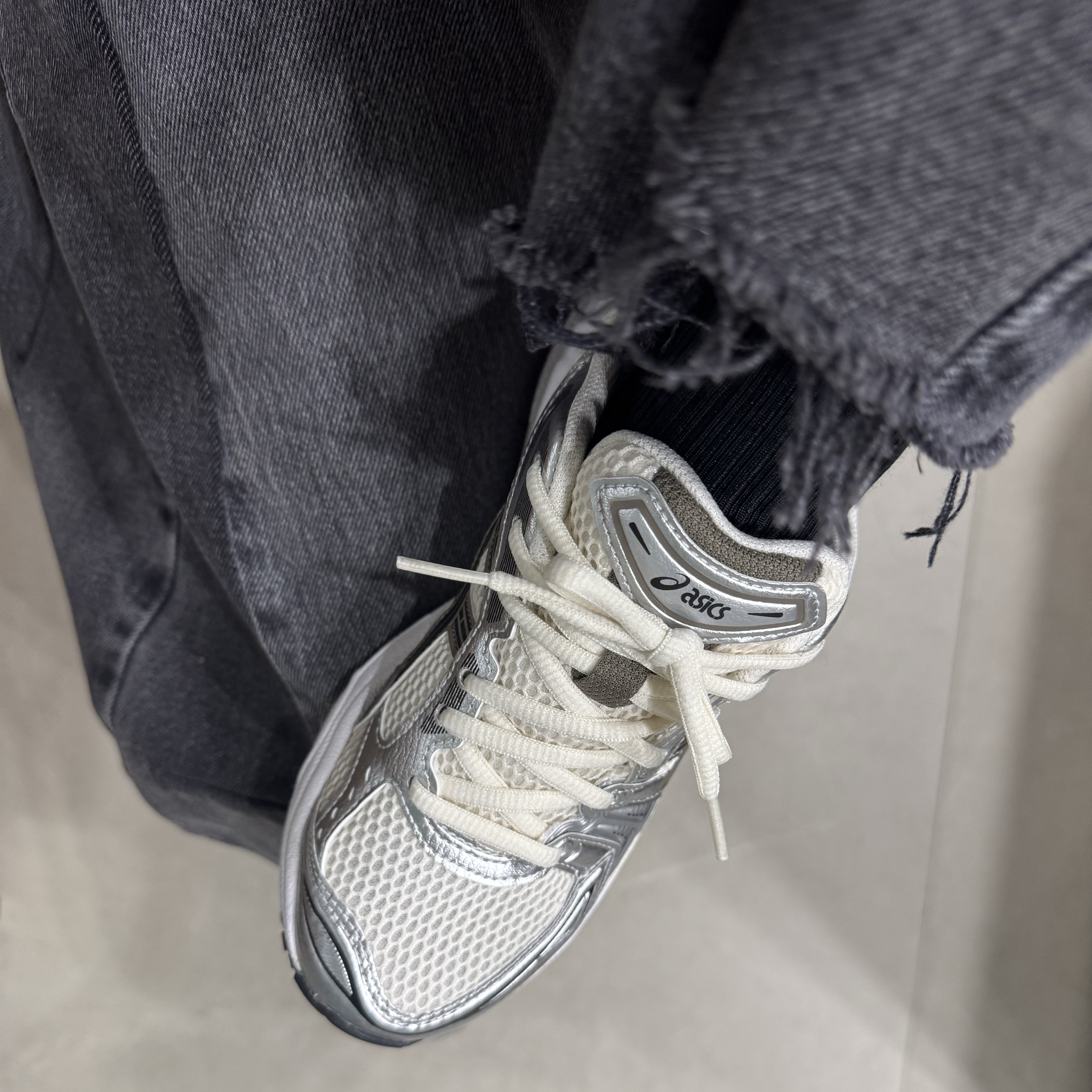 Asics Gel-Kayano 14 Cream Black 착용 스타일 - 1