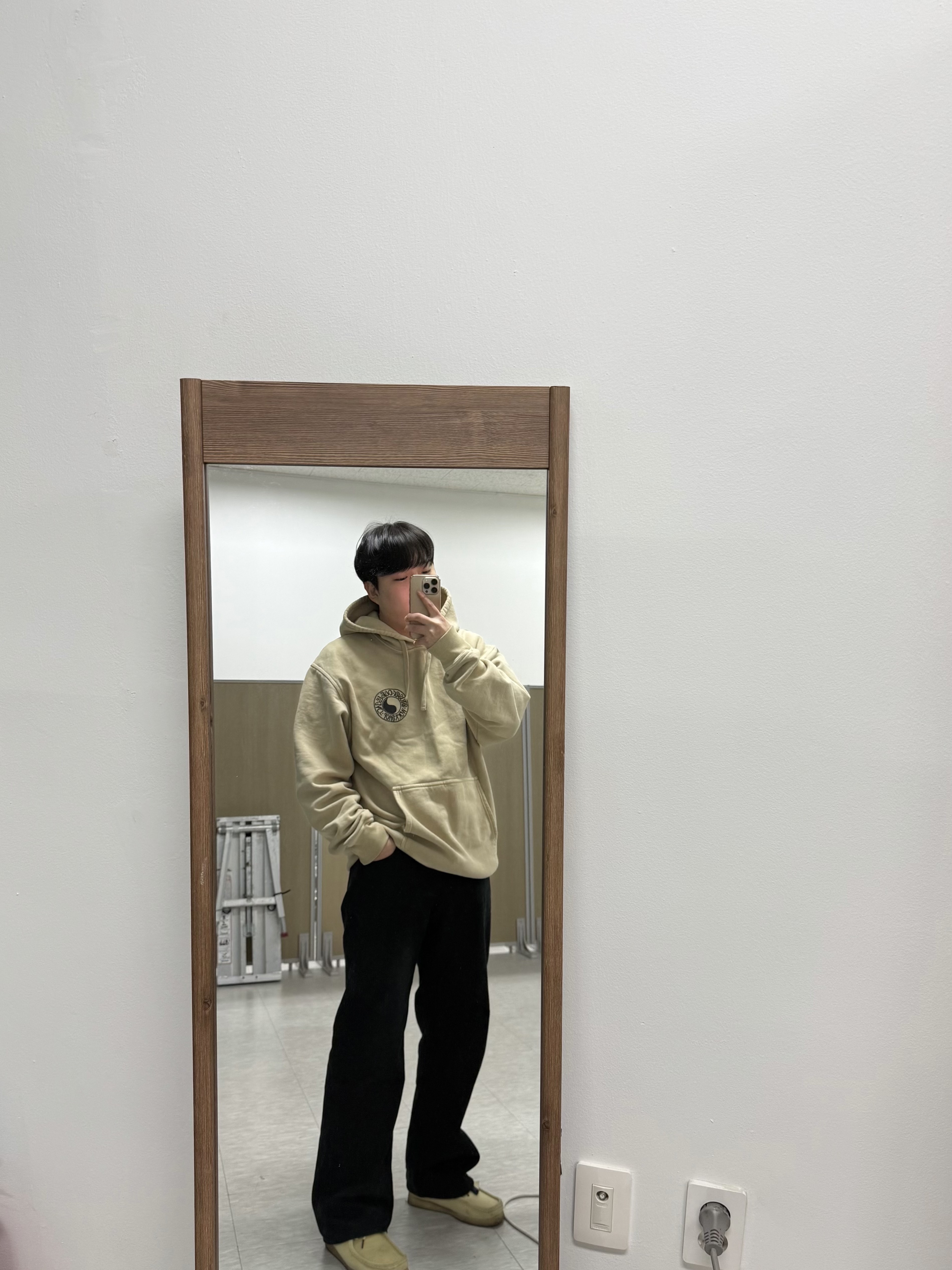 Nike Air Force 1 '07 WB Flax, Stussy x Our Legacy Work Shop Pigment Dyed Buana Hoodie Taupe 착용 스타일 - 2