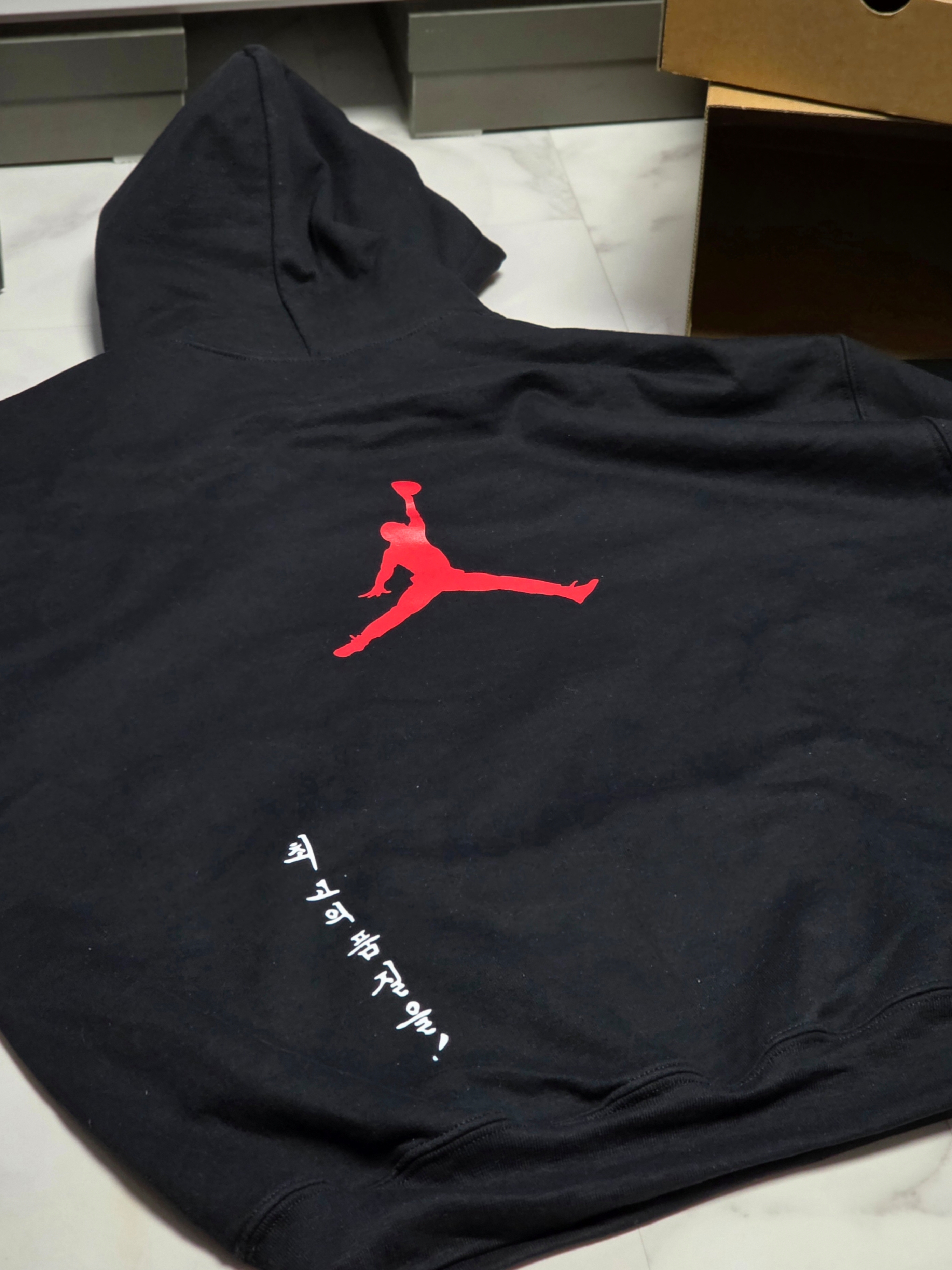 Tune x Jordan Hoodie Black Varsity Red 착용 스타일 - 7