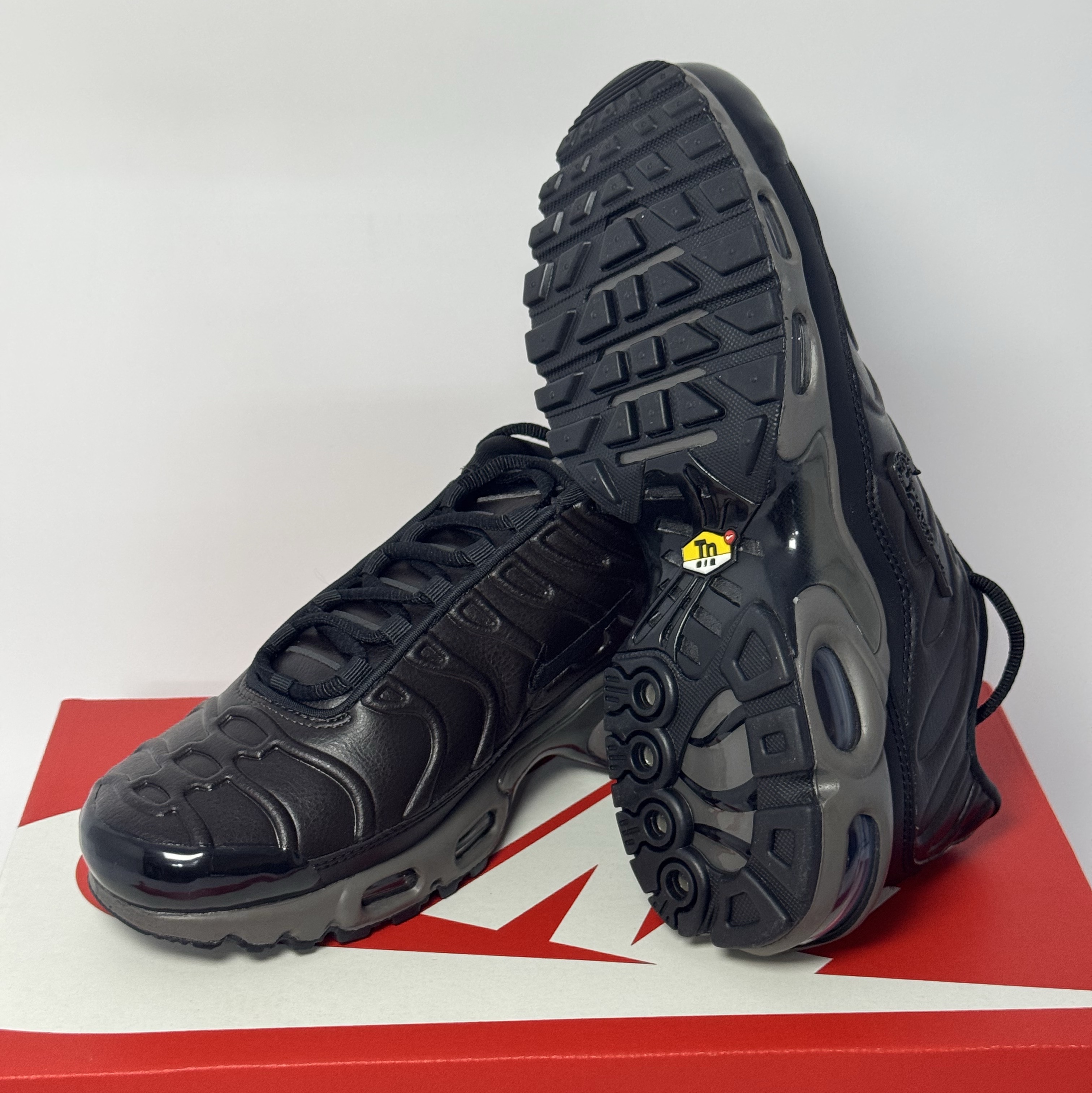 Nike Air Max Plus Premium Black Tea and Petra Brown 착용 스타일 - 3