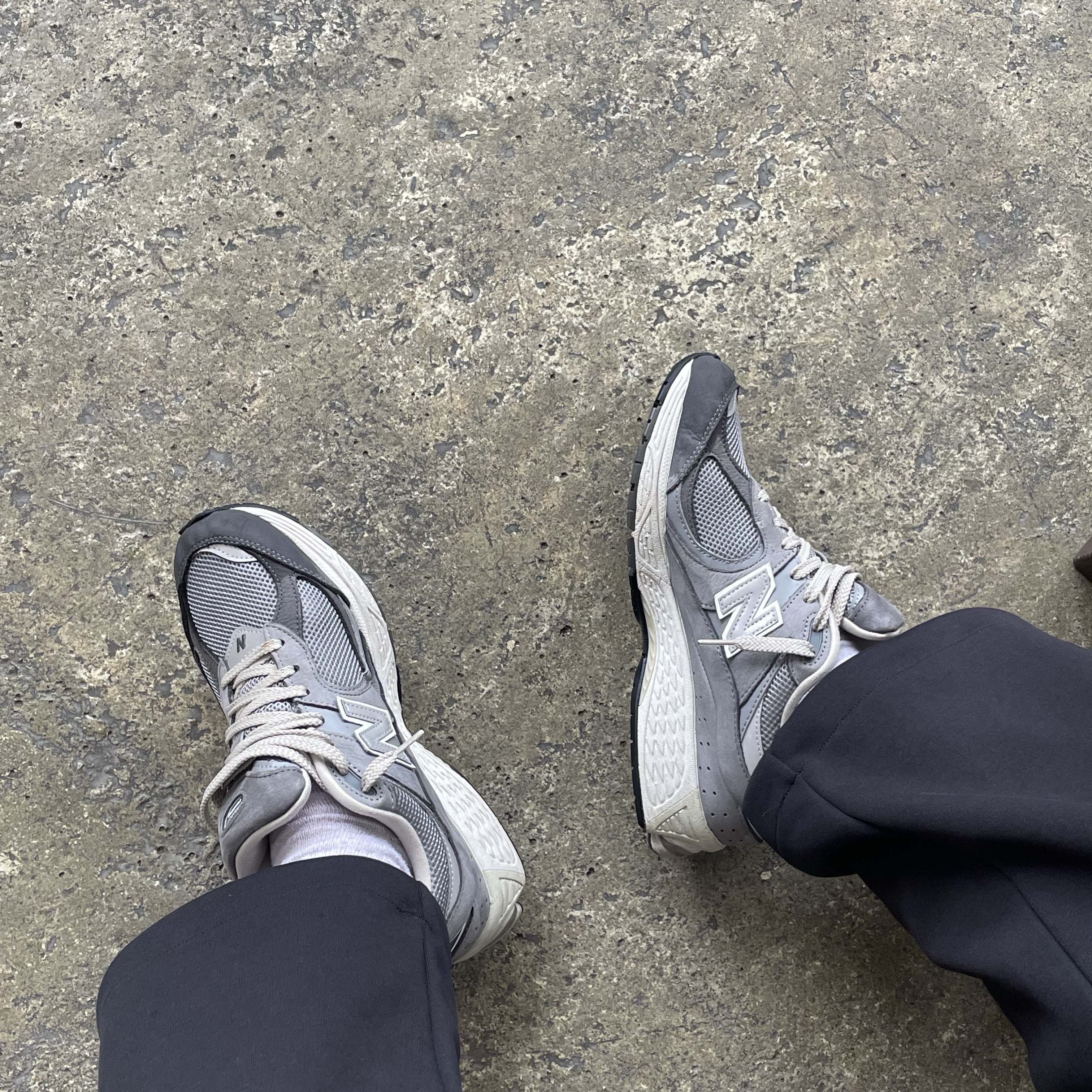 New Balance 2002R Premium Vintage Grey 착용 스타일
