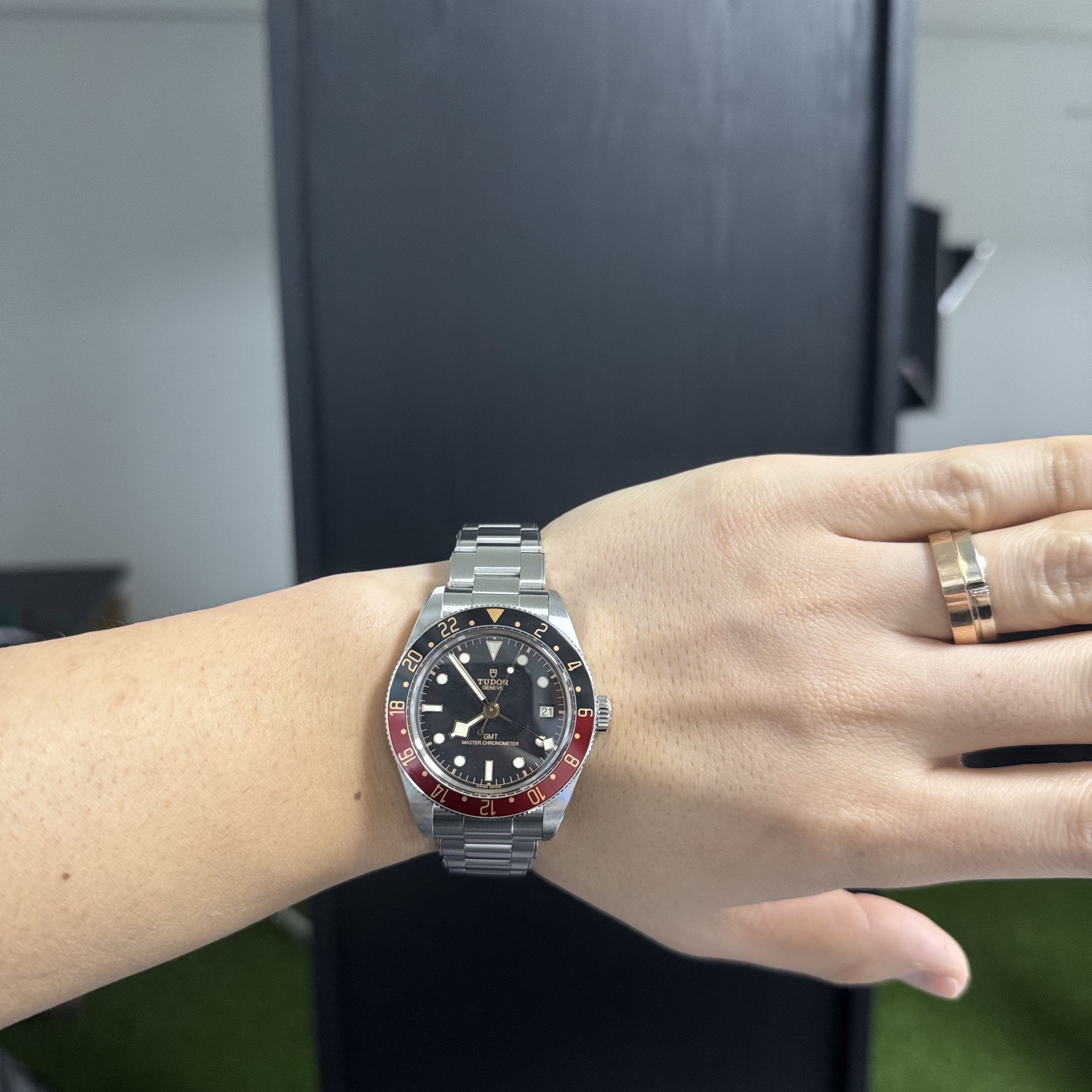 Tudor Black Bay 58 GMT Steel Black Burgundy 착용 스타일