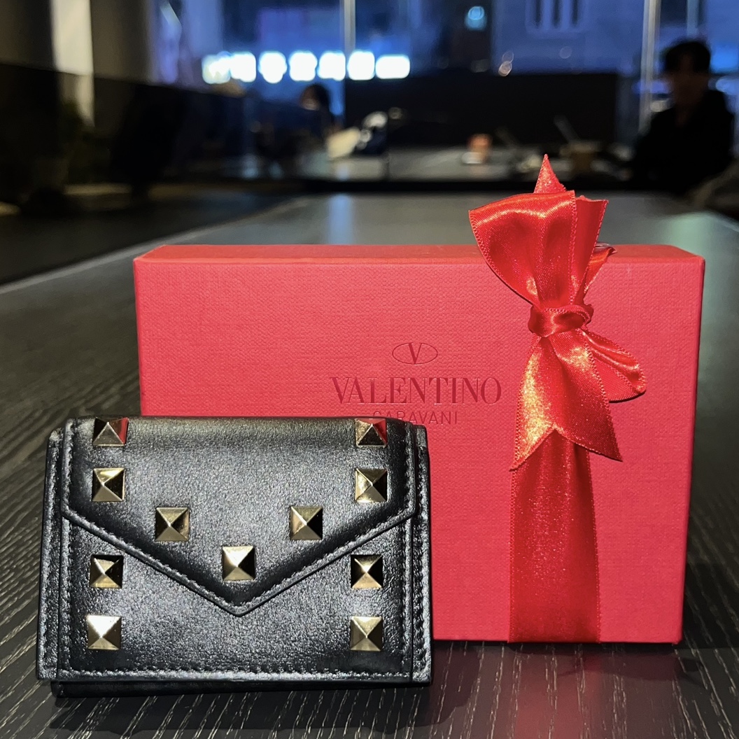 Valentino Calfskin Bi-Fold Wallet Dark Beige 착용 스타일 - 3