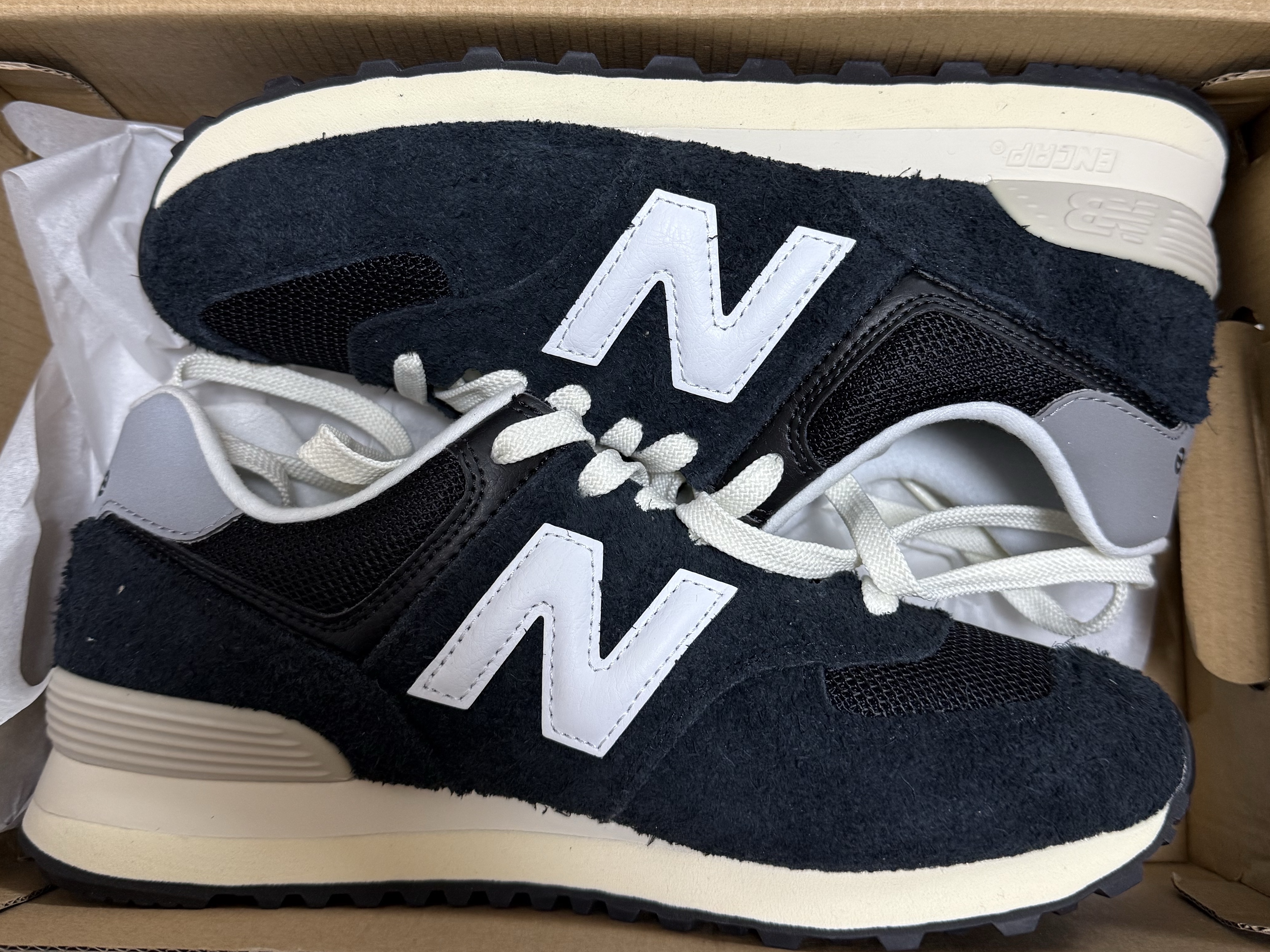 New Balance 574 Heritage Deep Black 착용 스타일