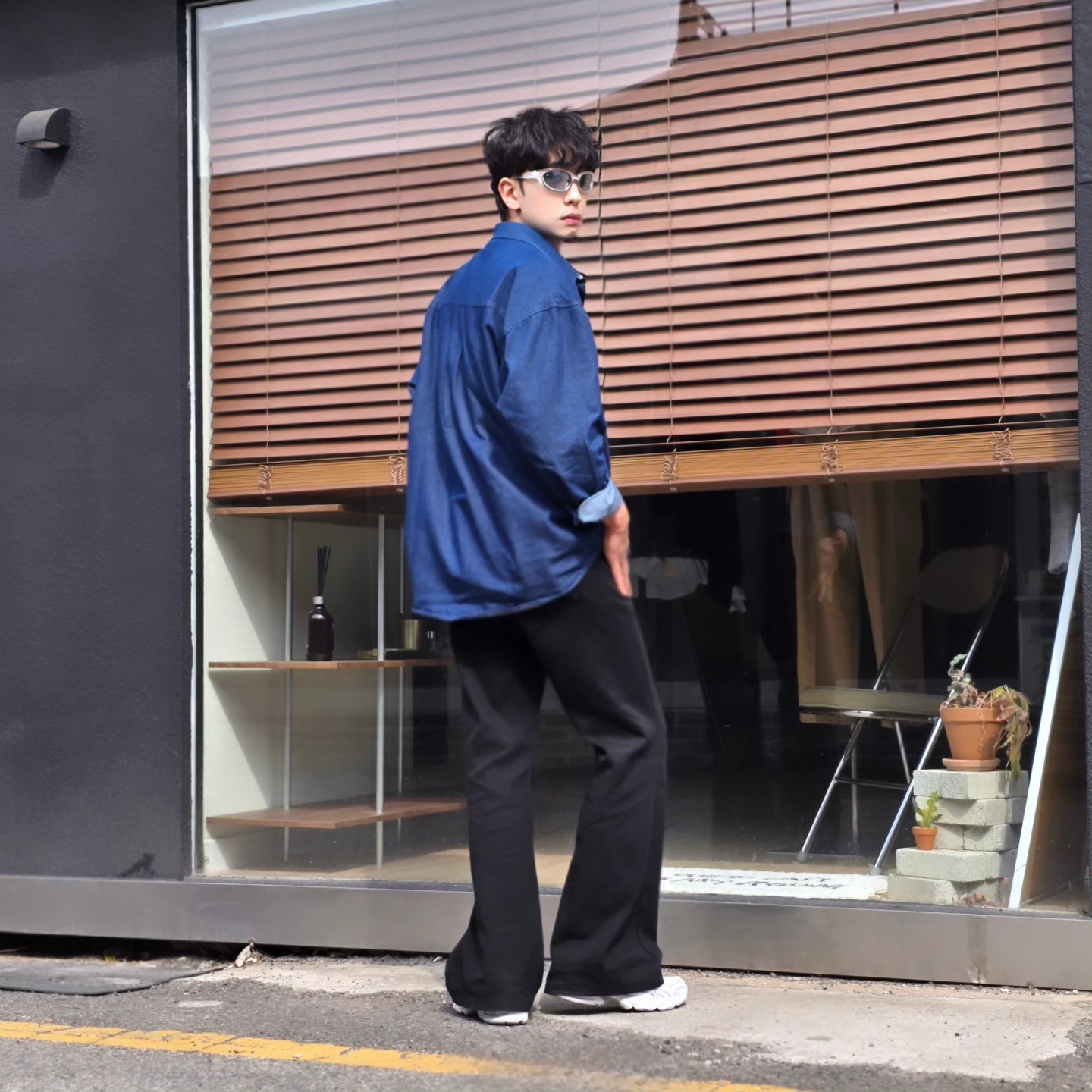 디젤 Dx1446 레드 에나멜 스테인리스 스틸 체인 네클리스 실버, 뉴발란스 740v2 화이트 실버 메탈릭 착용 스타일 - 4