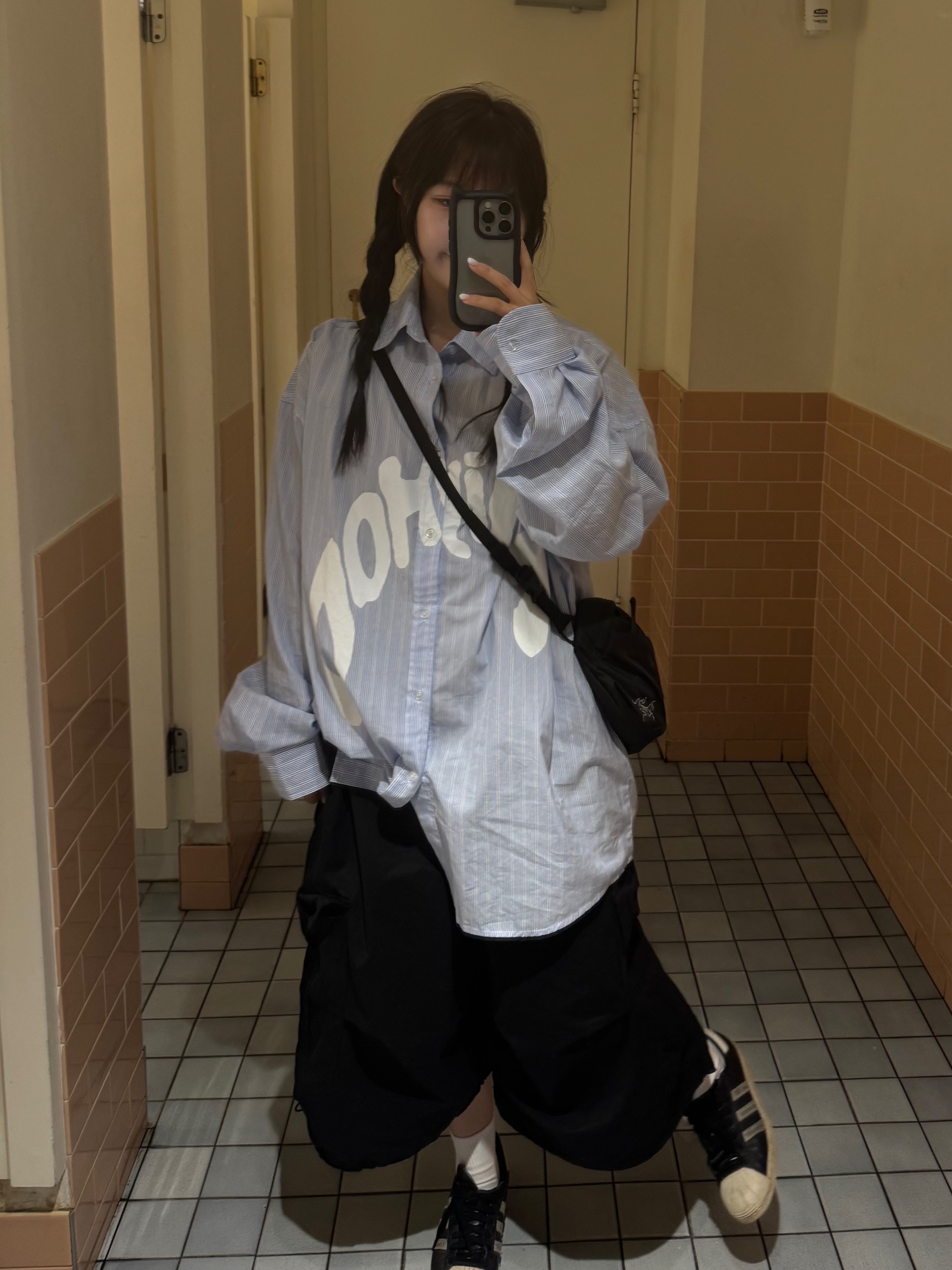 Adidas x Human Made Superstar Black White, Arc'teryx Heliad 6 Crossbody Bag Black 착용 스타일 - 1