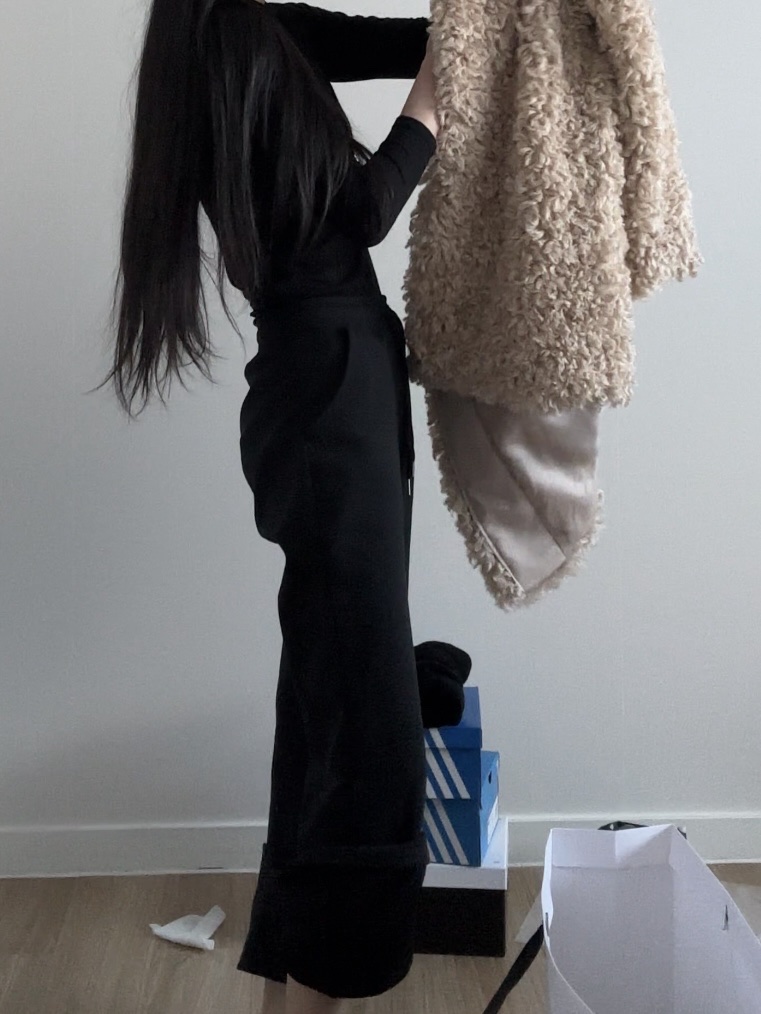 Yunse Women Eco Fur Coat Black 착용 스타일 - 3
