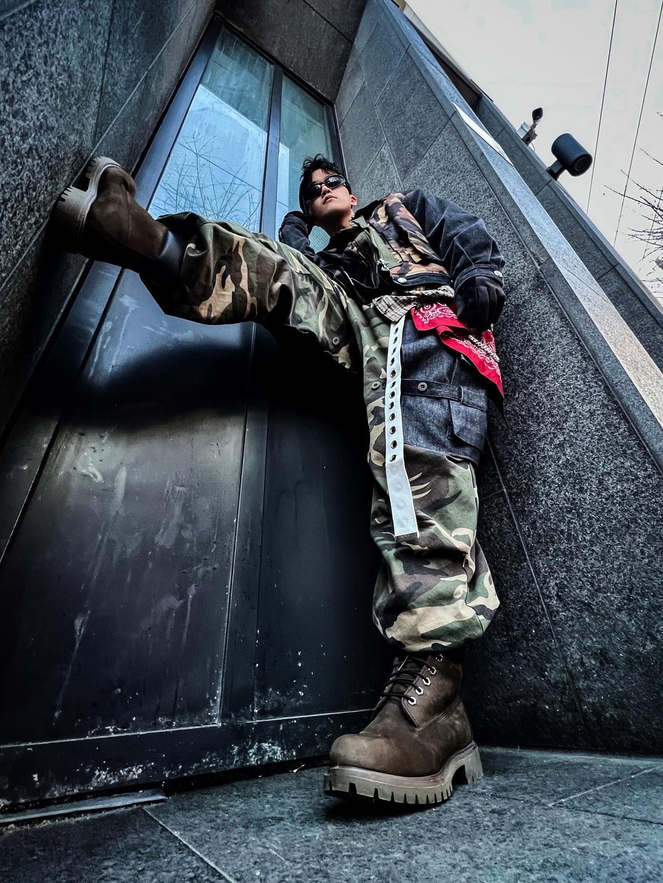 [KREAM 단독] ADSB Andersson Bell Camouflage Zip-Up Denim Jacket Black, [KREAM 단독] ADSB Andersson Bell Raptor Layered Cargo Pants Indigo Green 착용 스타일 - 2