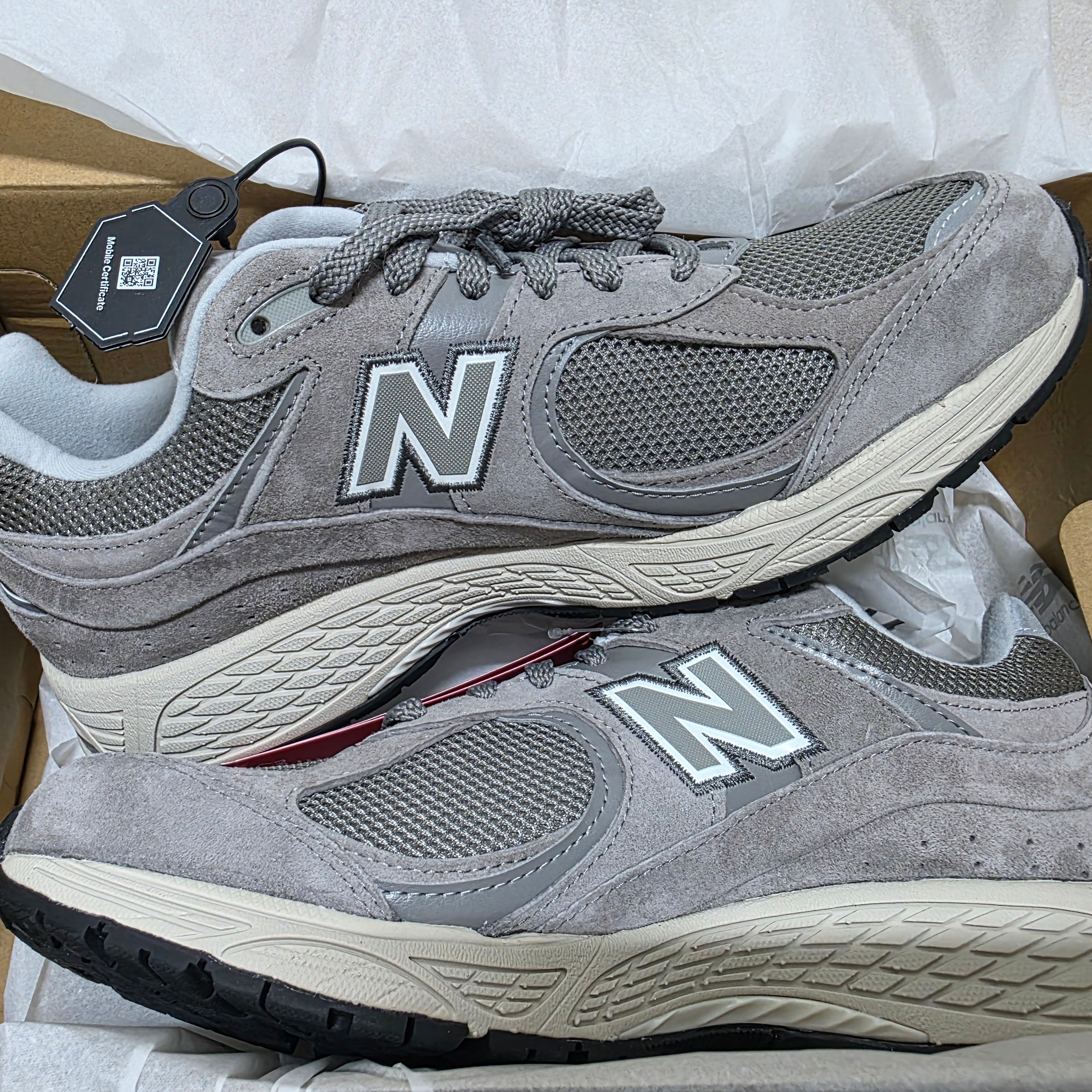 New Balance 2002R Grey 착용 스타일